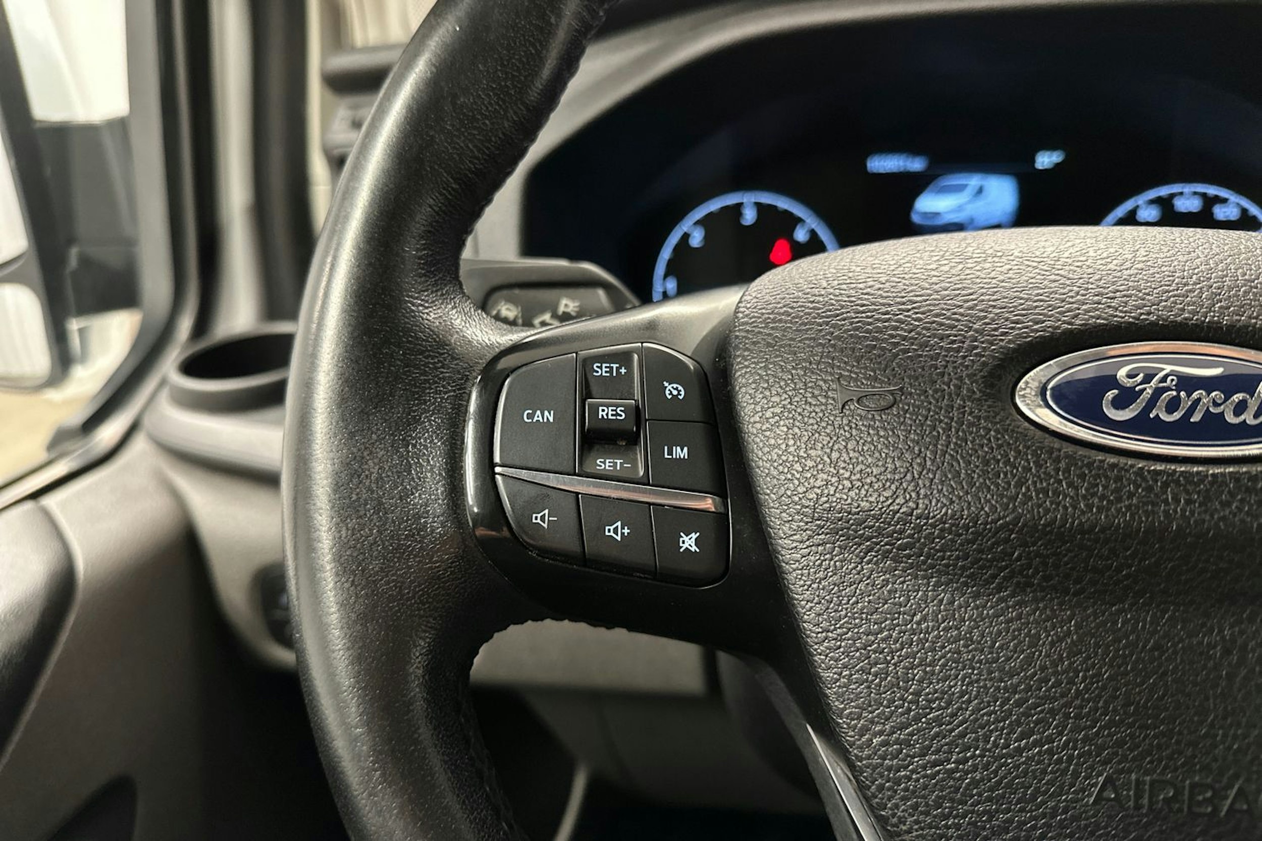 valkoinen Ford Transit Custom 2019 kuva 11.