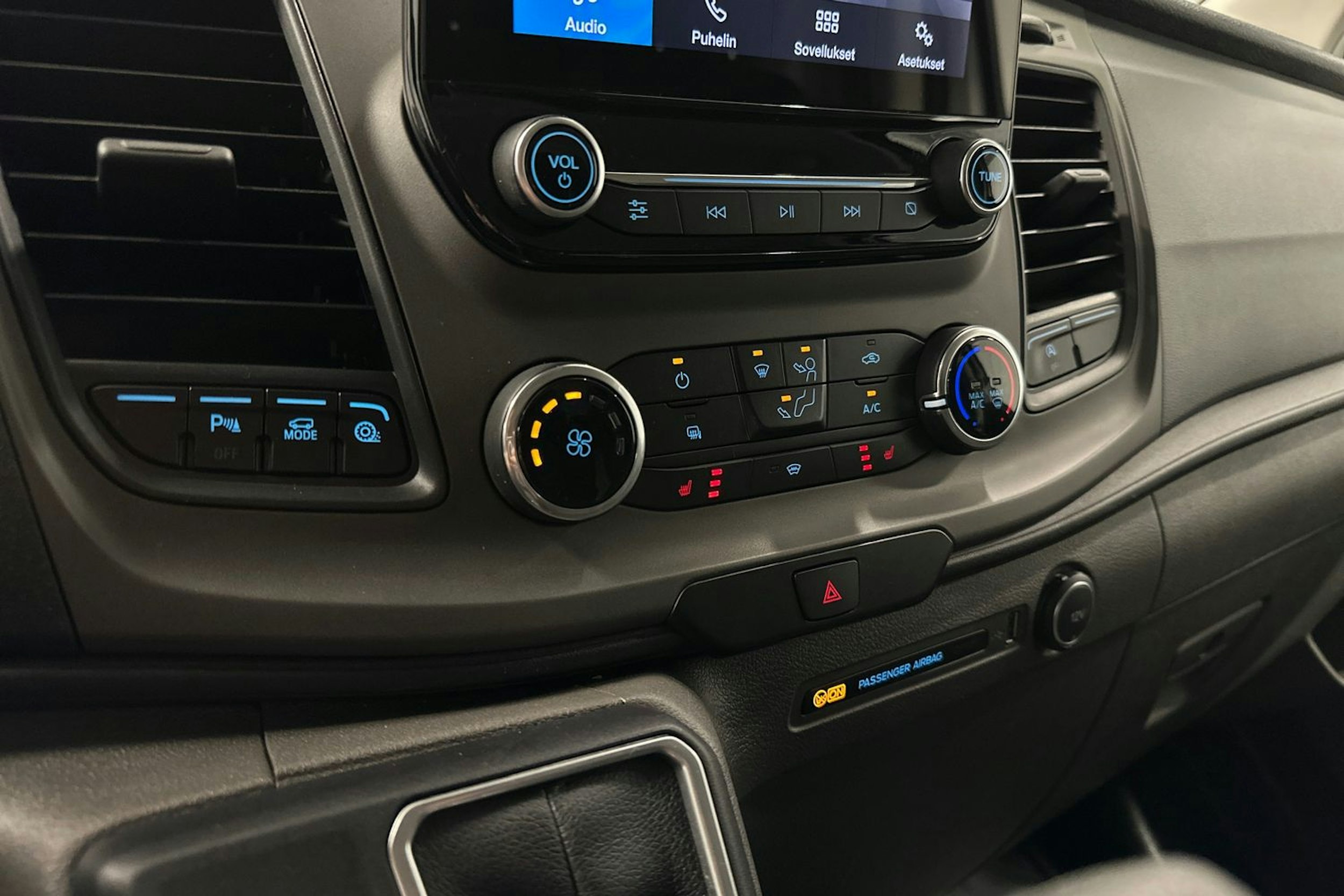 valkoinen Ford Transit Custom 2019 kuva 16.