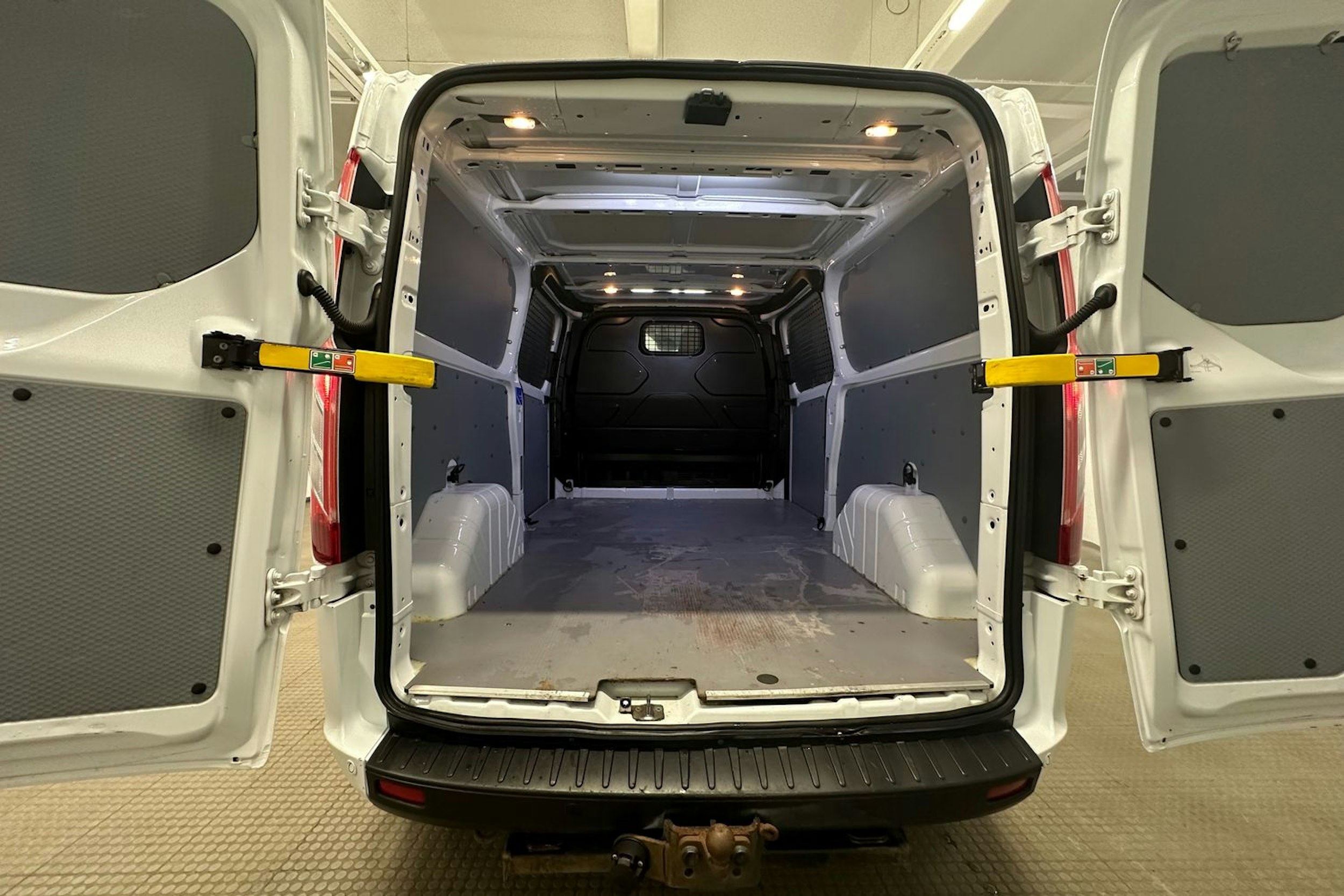 valkoinen Ford Transit Custom 2019 kuva 21.