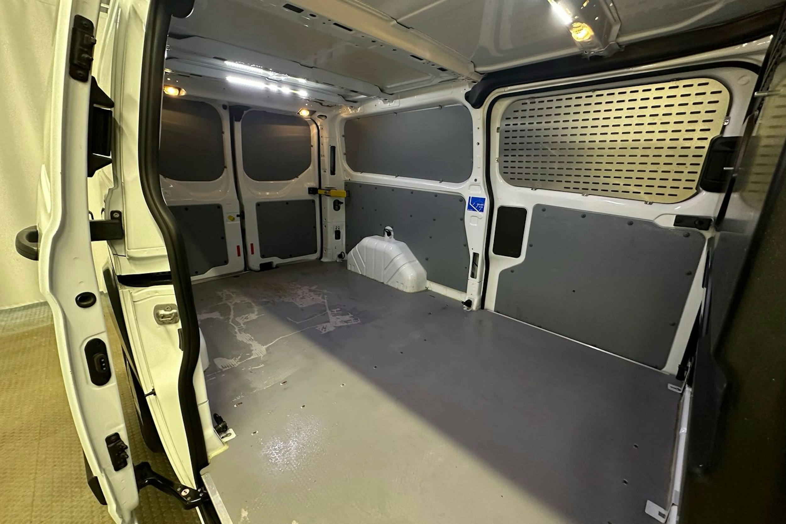 valkoinen Ford Transit Custom 2019 kuva 22.