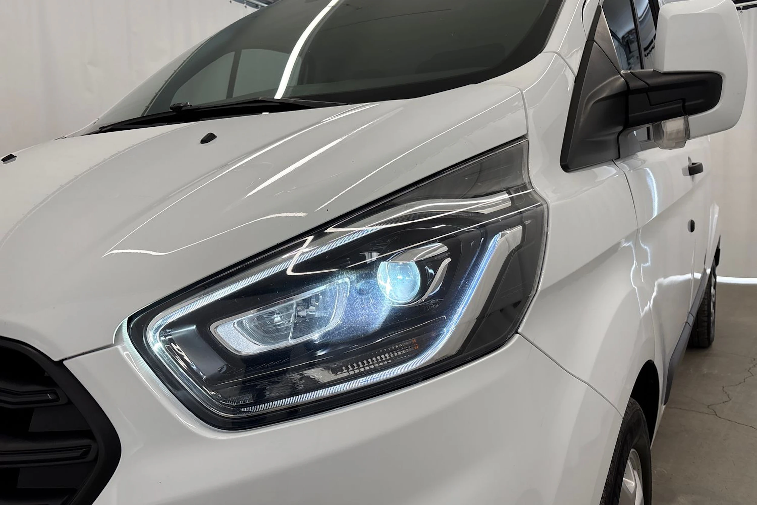 valkoinen Ford Transit Custom 2019 kuva 10.