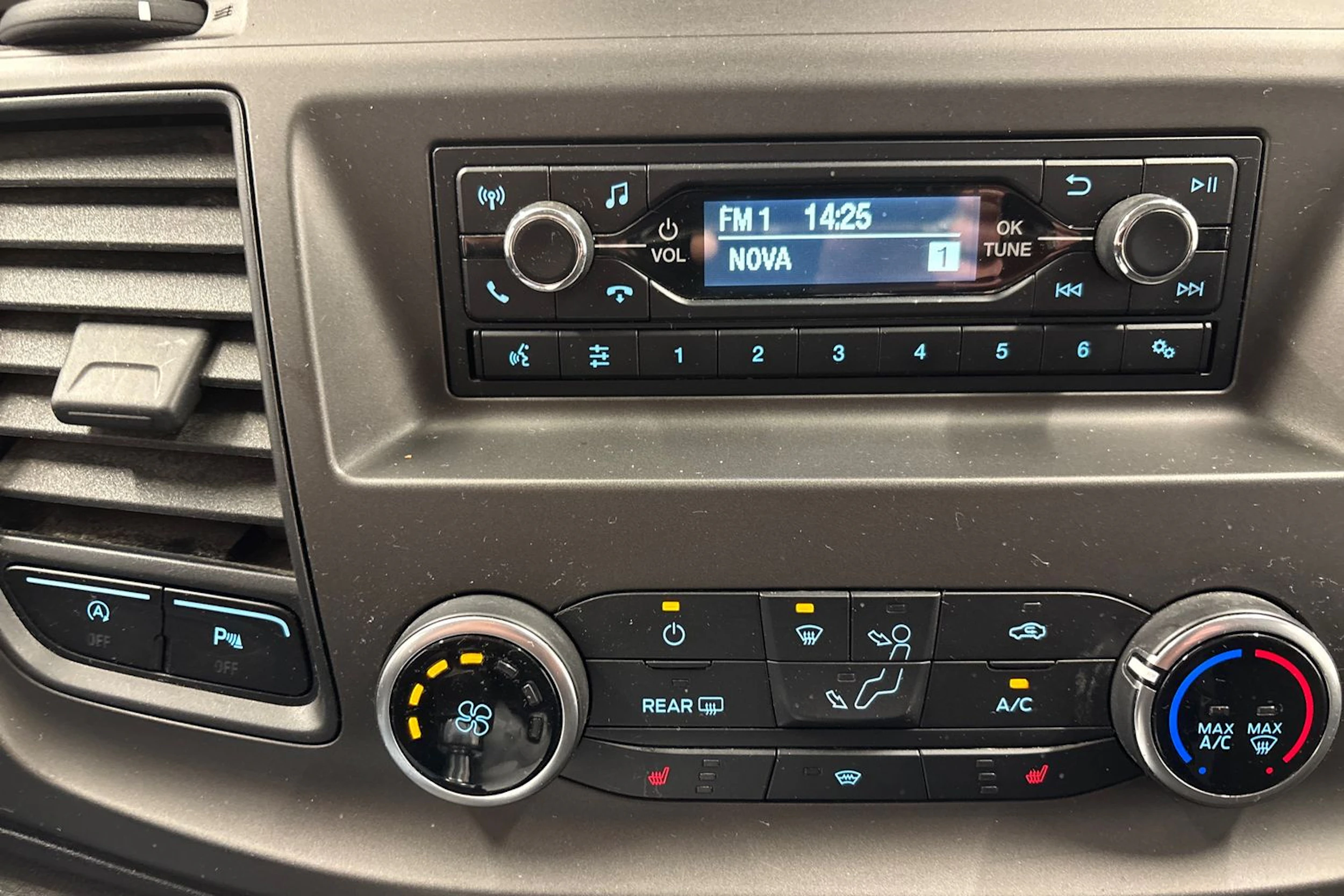 valkoinen Ford Transit Custom 2019 kuva 13.