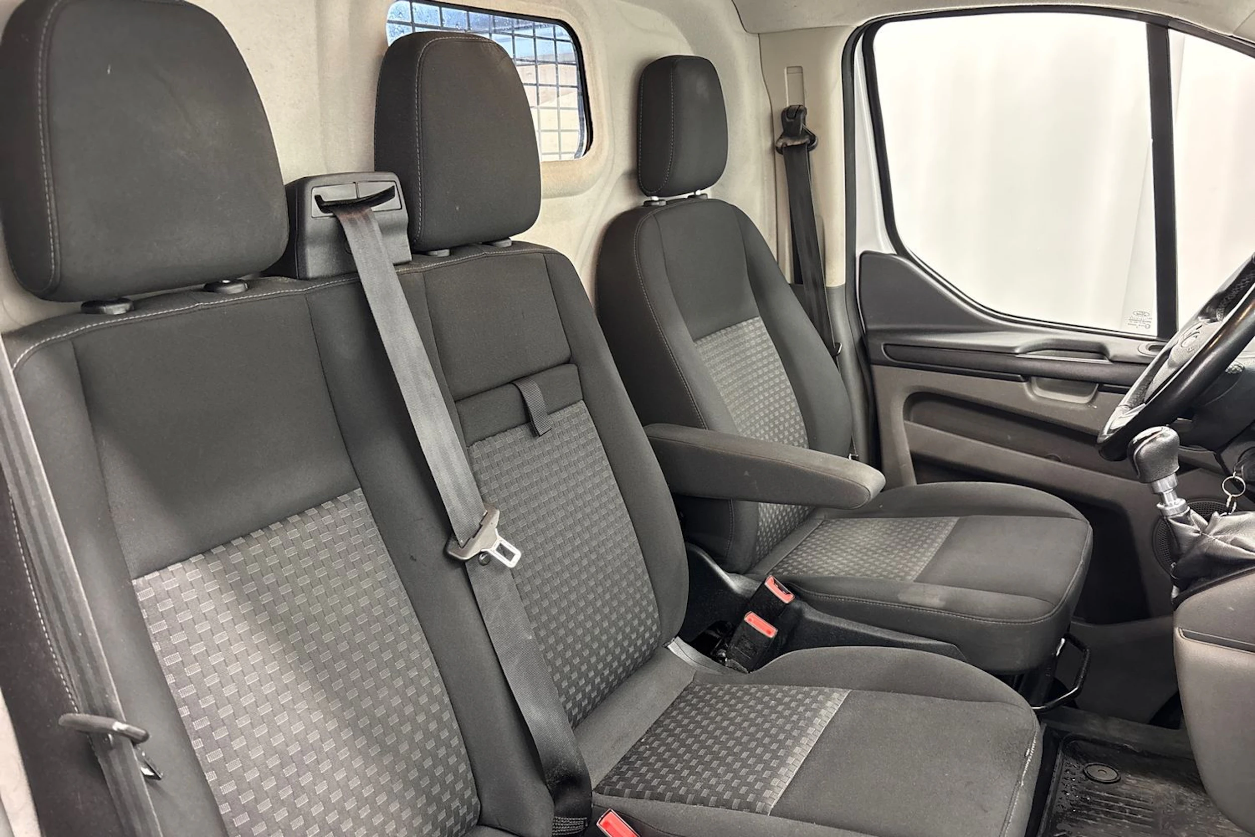 valkoinen Ford Transit Custom 2019 kuva 16.