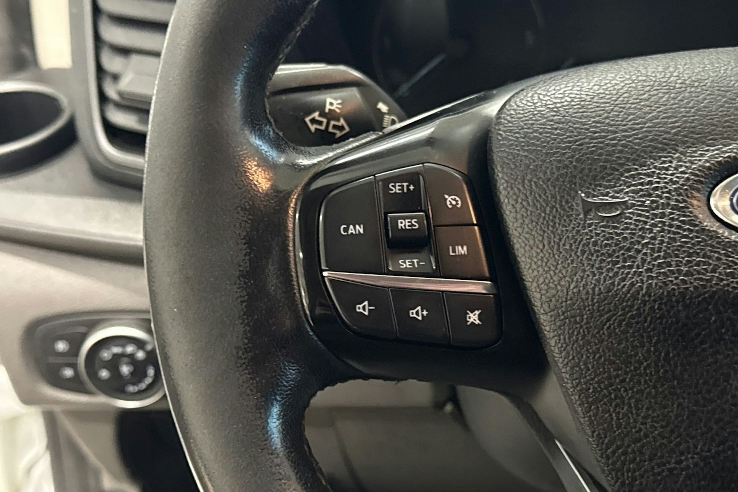 valkoinen Ford Transit Custom 2019 kuva 13.