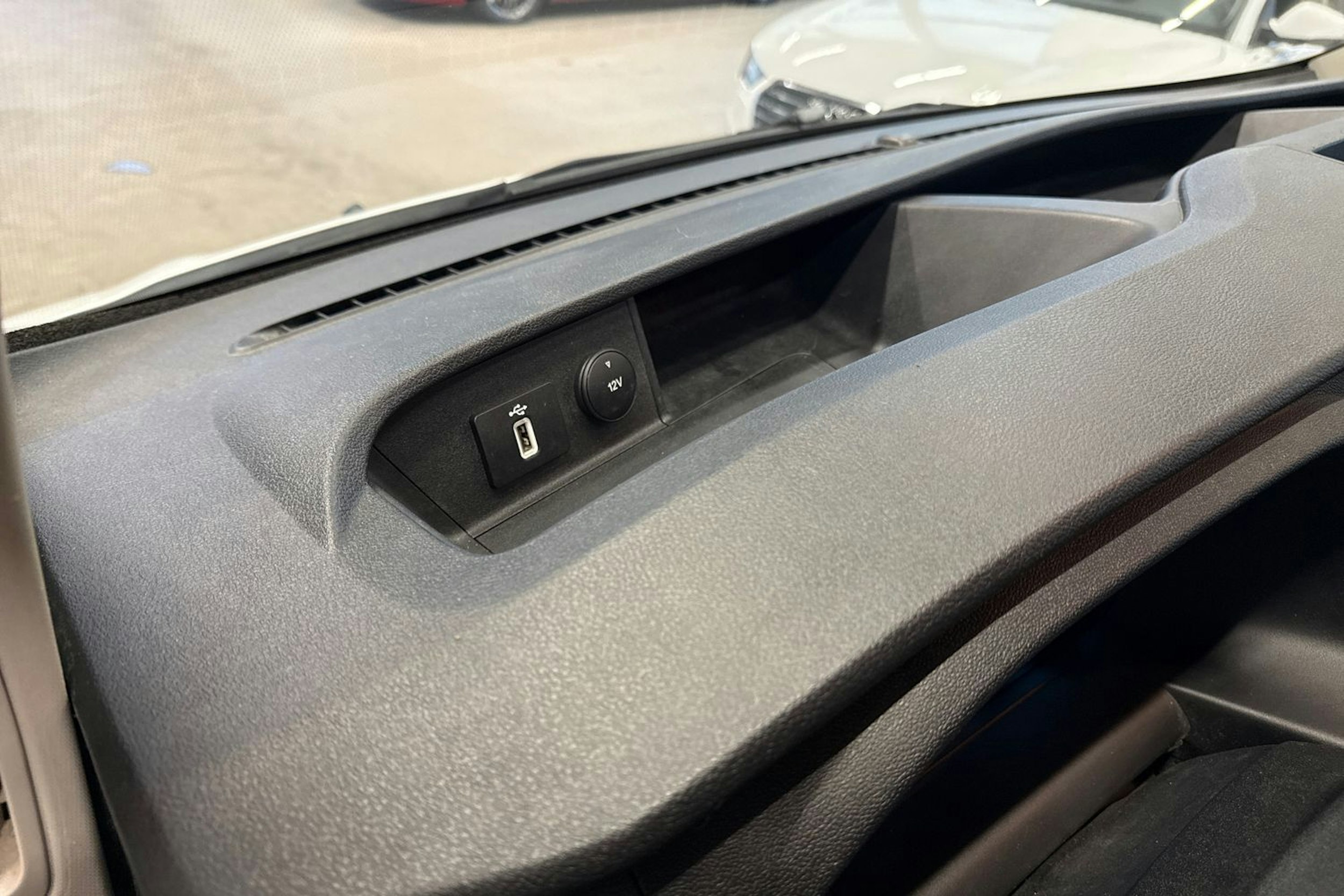 valkoinen Ford Transit Custom 2019 kuva 31.