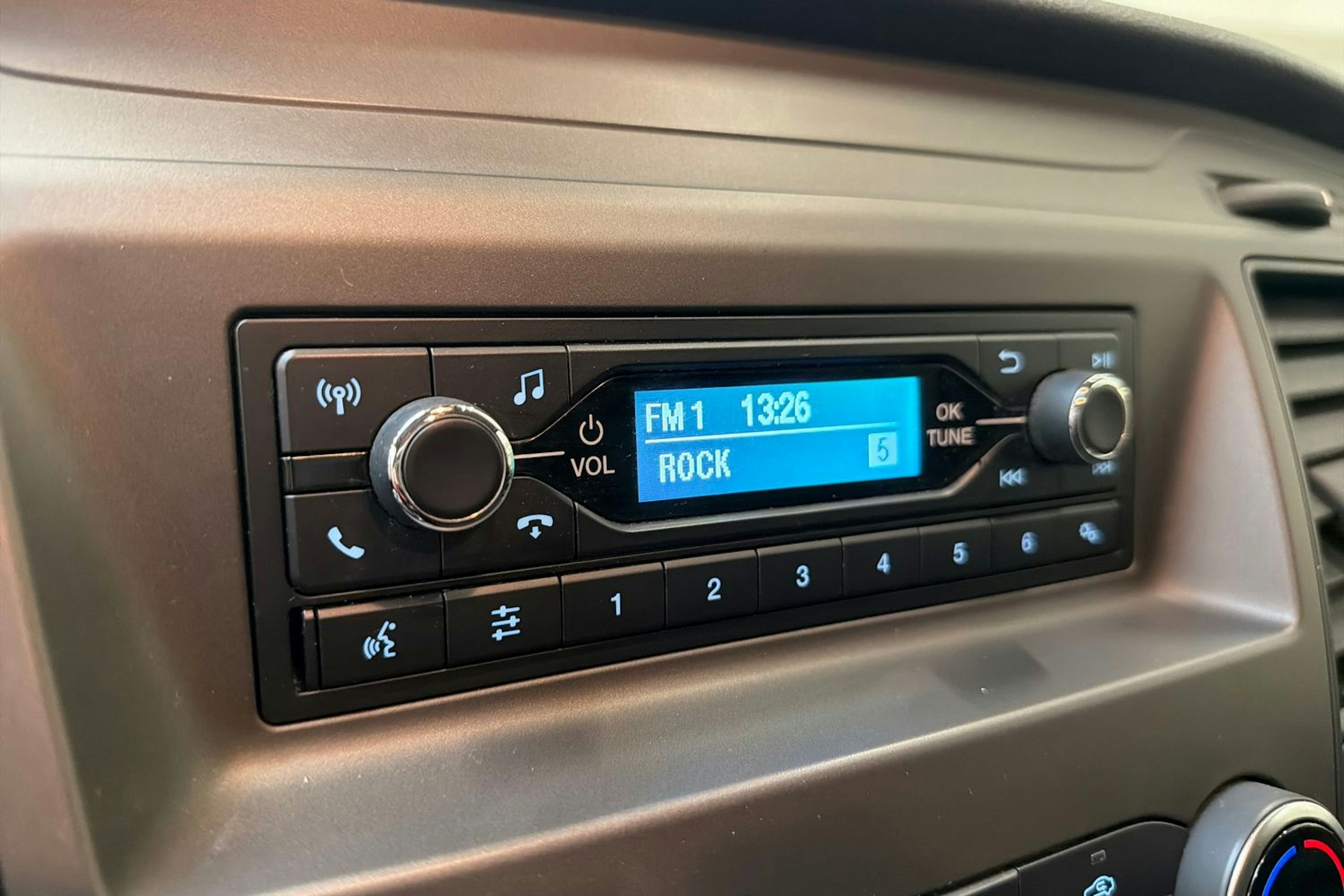 valkoinen Ford Transit Custom 2019 kuva 11.