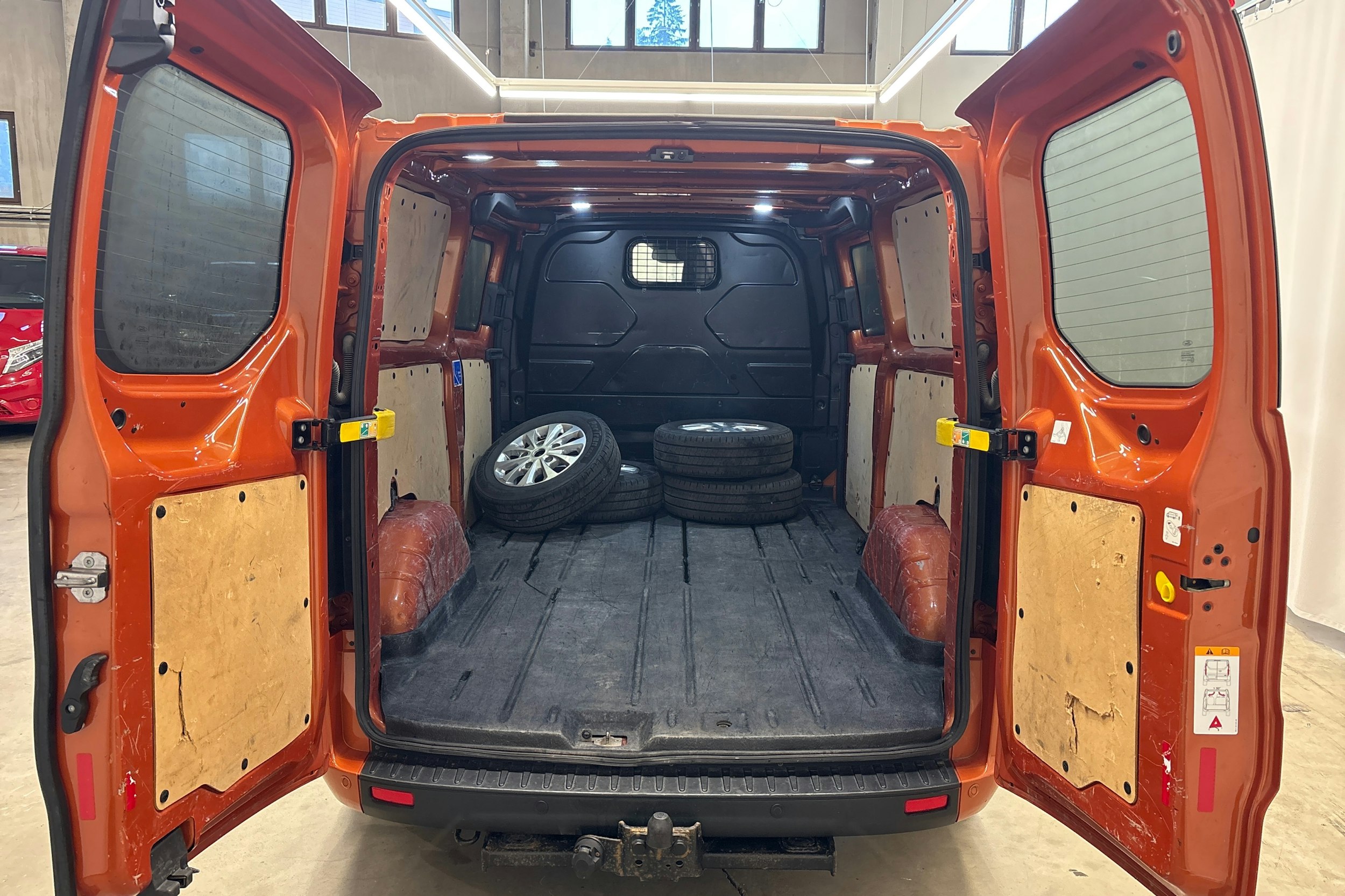 punainen Ford Transit Custom 2019 kuva 12.