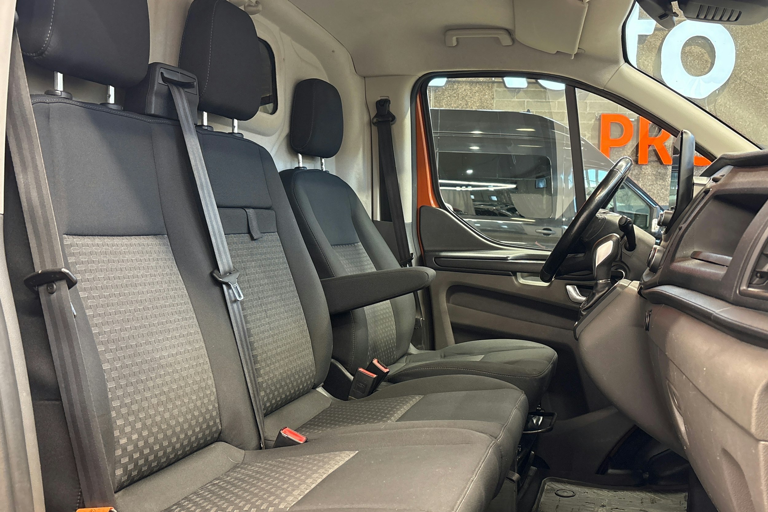 punainen Ford Transit Custom 2019 kuva 13.