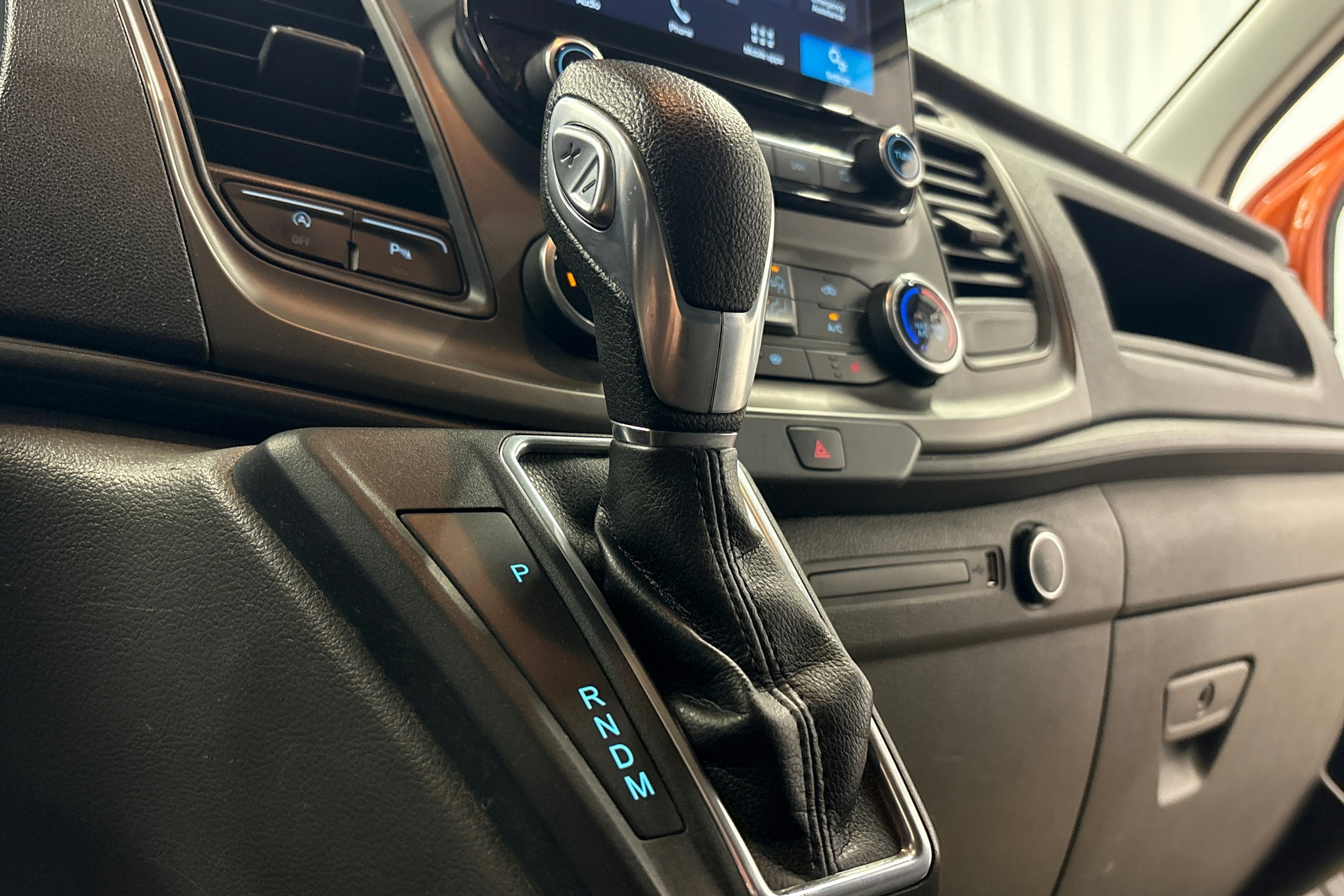 punainen Ford Transit Custom 2019 kuva 14.