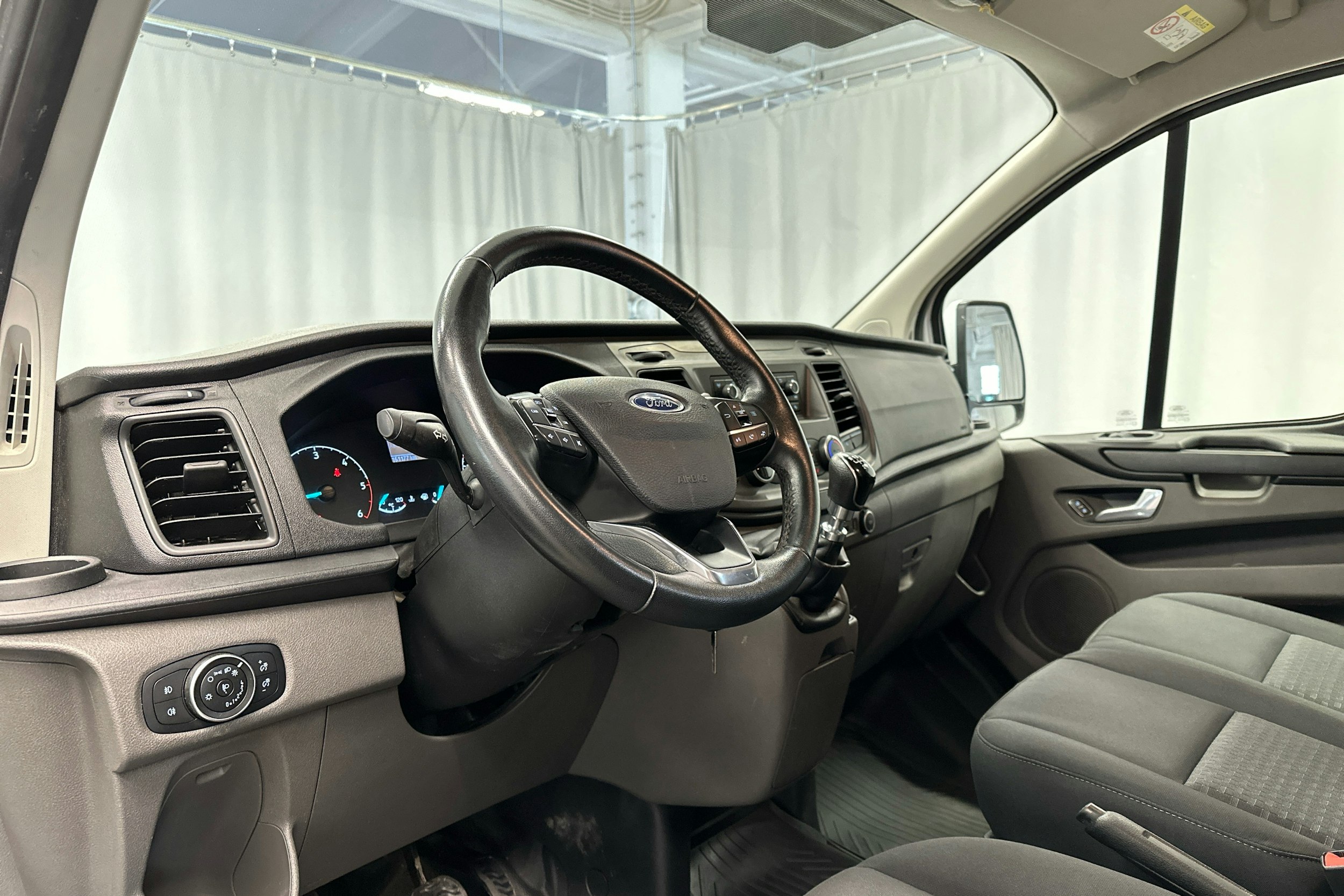 valkoinen Ford Transit Custom 2020 kuva 9.