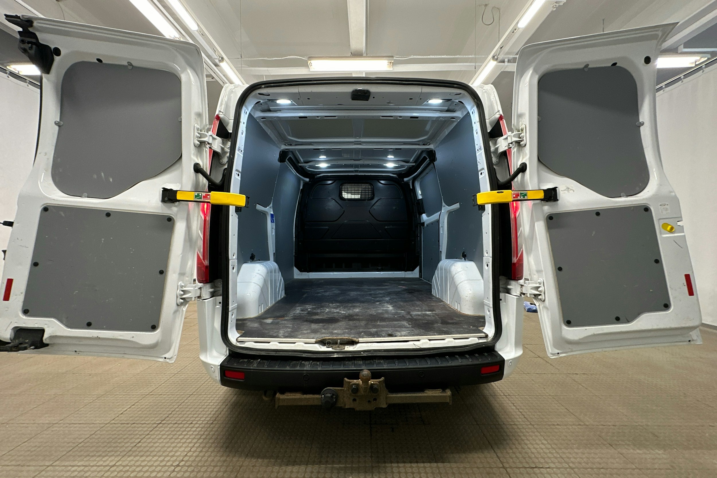 valkoinen Ford Transit Custom 2020 kuva 16.