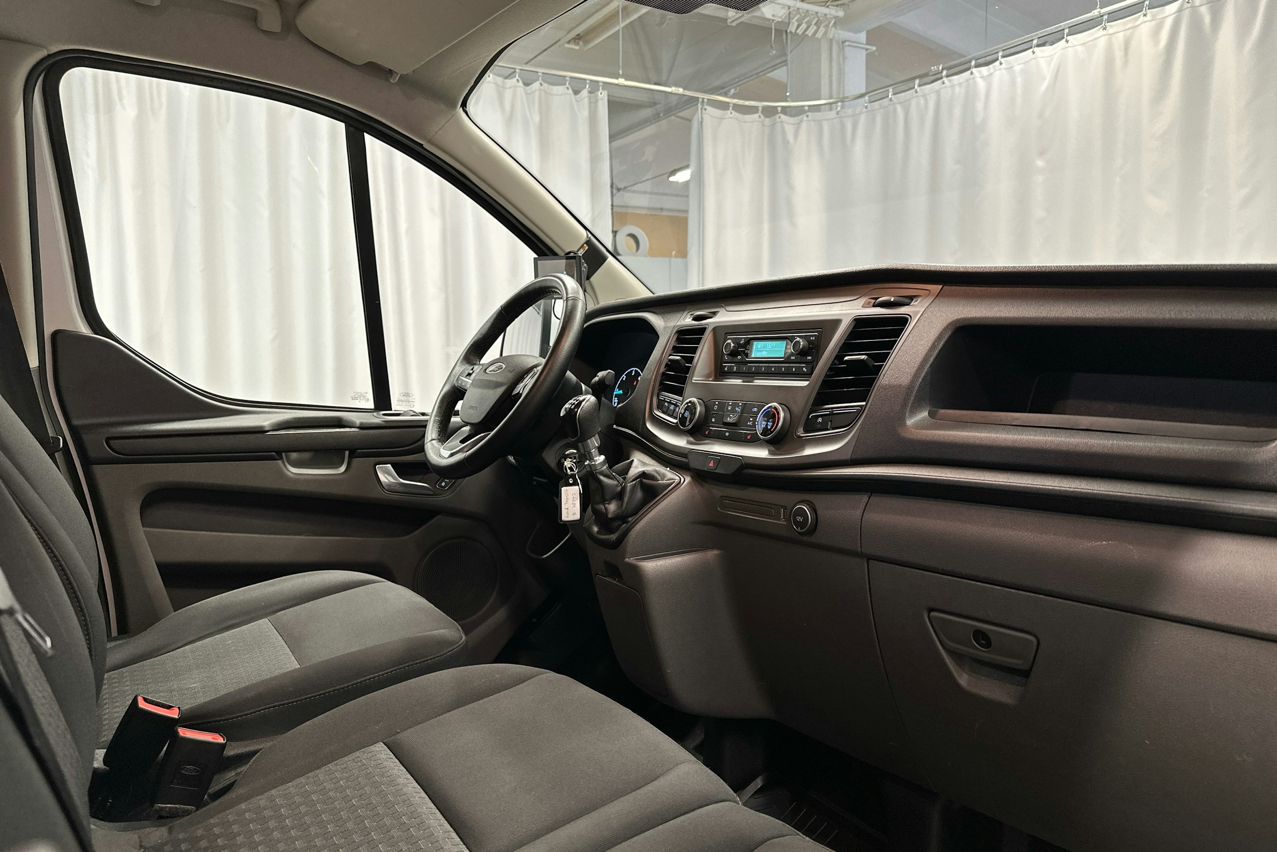 valkoinen Ford Transit Custom 2020 kuva 6.