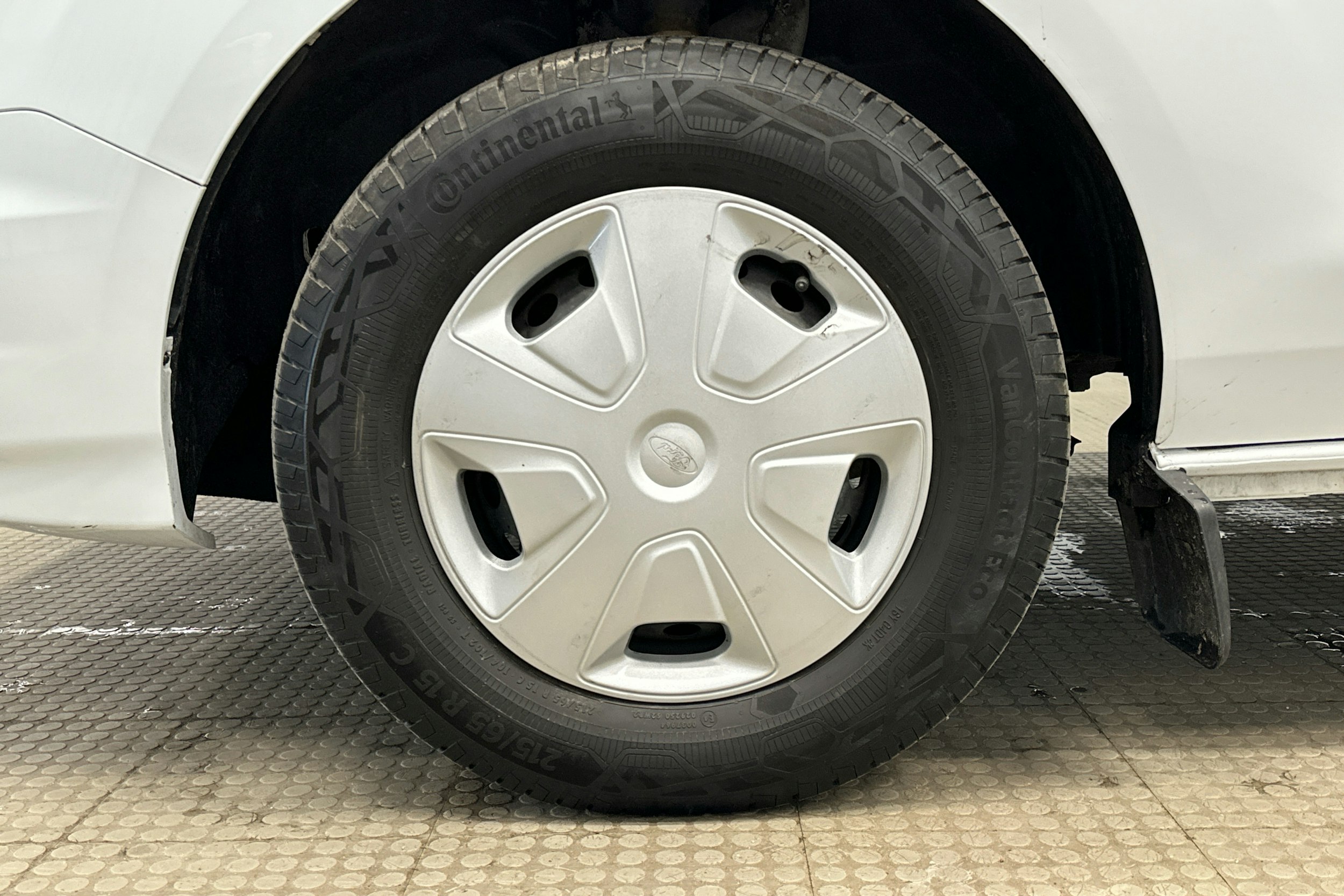 valkoinen Ford Transit Custom 2020 kuva 9.