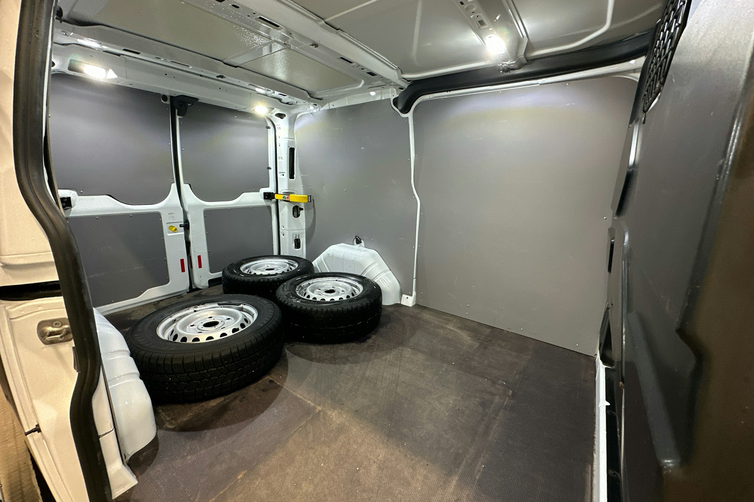 valkoinen Ford Transit Custom 2020 kuva 17.