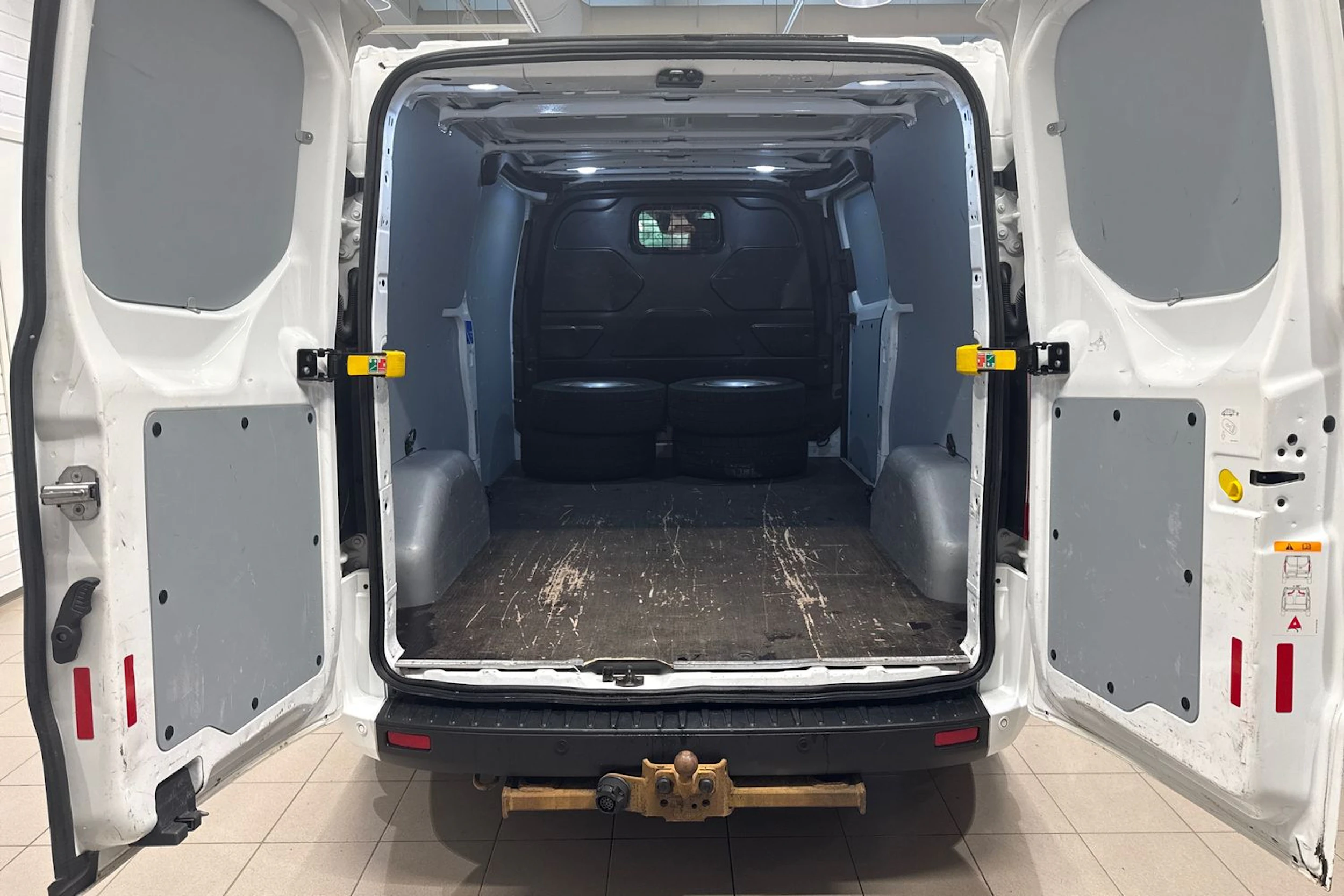 valkoinen Ford Transit Custom 2020 kuva 16.