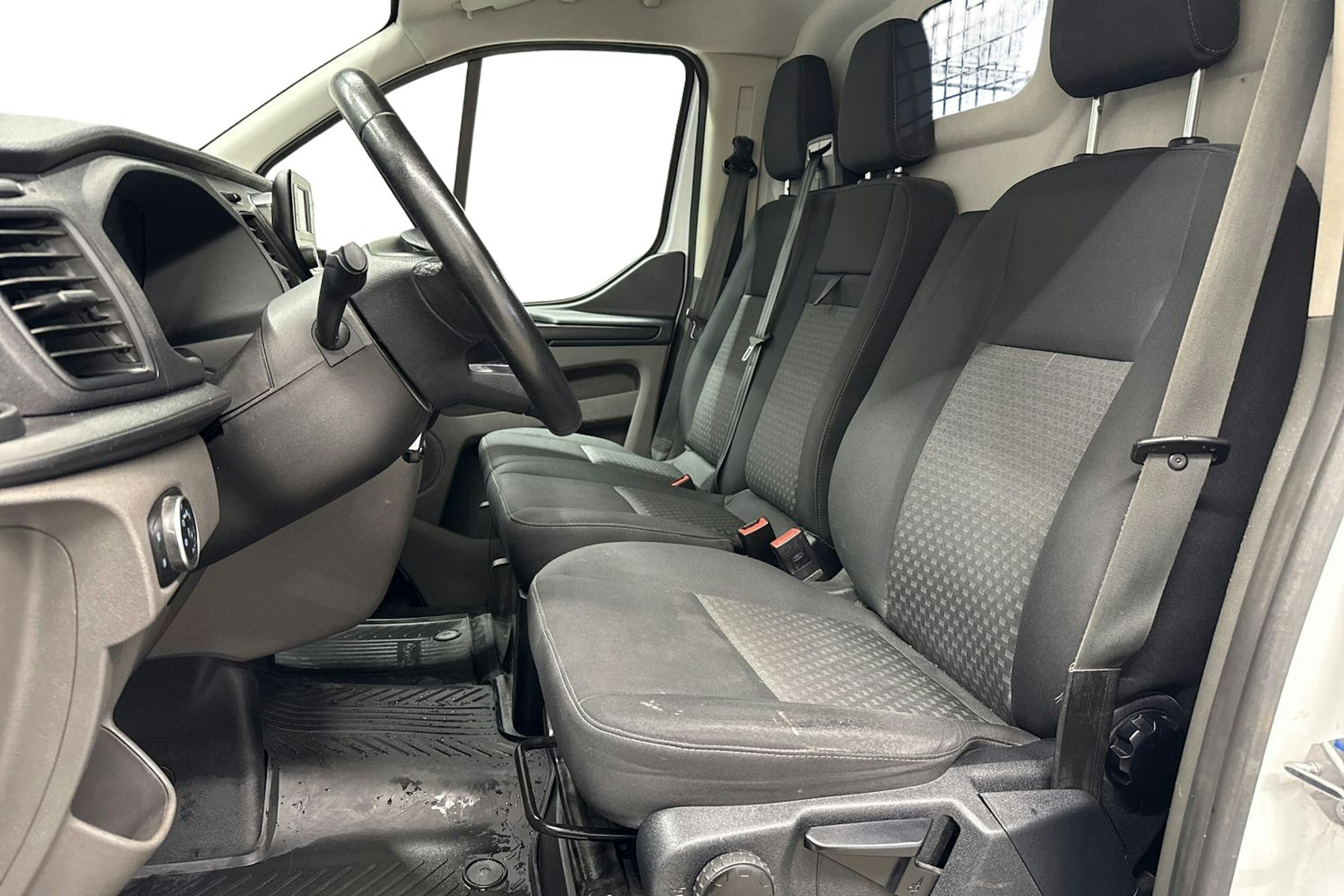 valkoinen Ford Transit Custom 2020 kuva 7.