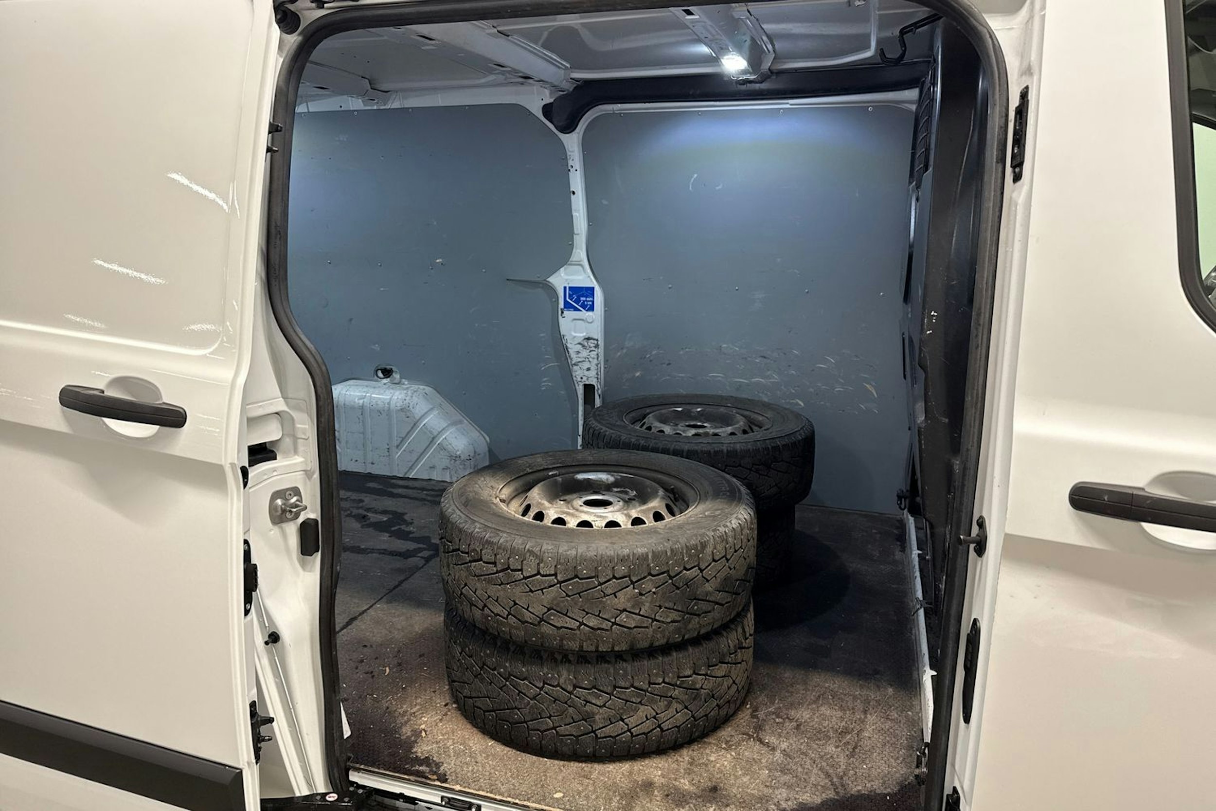 valkoinen Ford Transit Custom 2020 kuva 13.