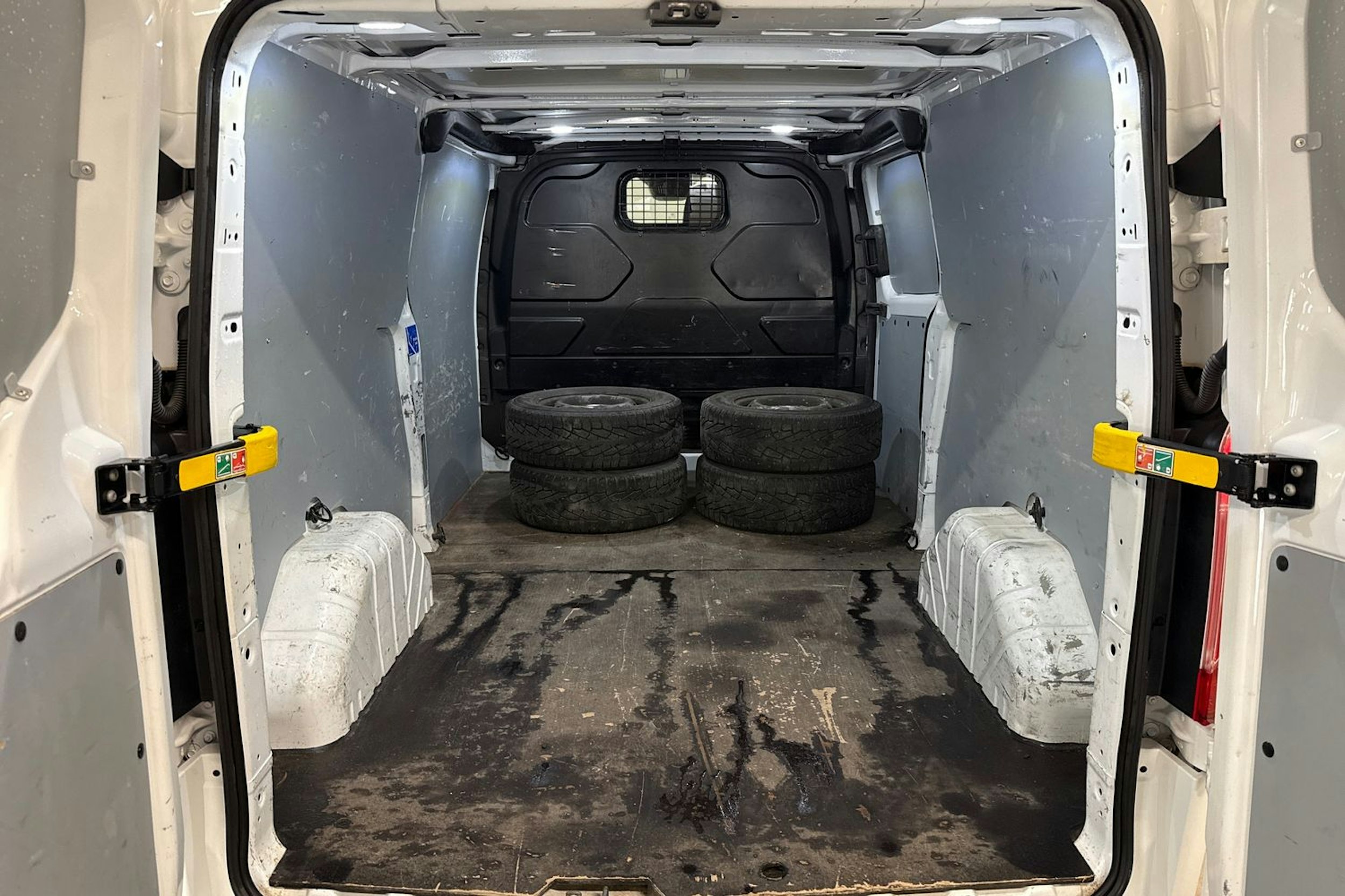 valkoinen Ford Transit Custom 2020 kuva 14.