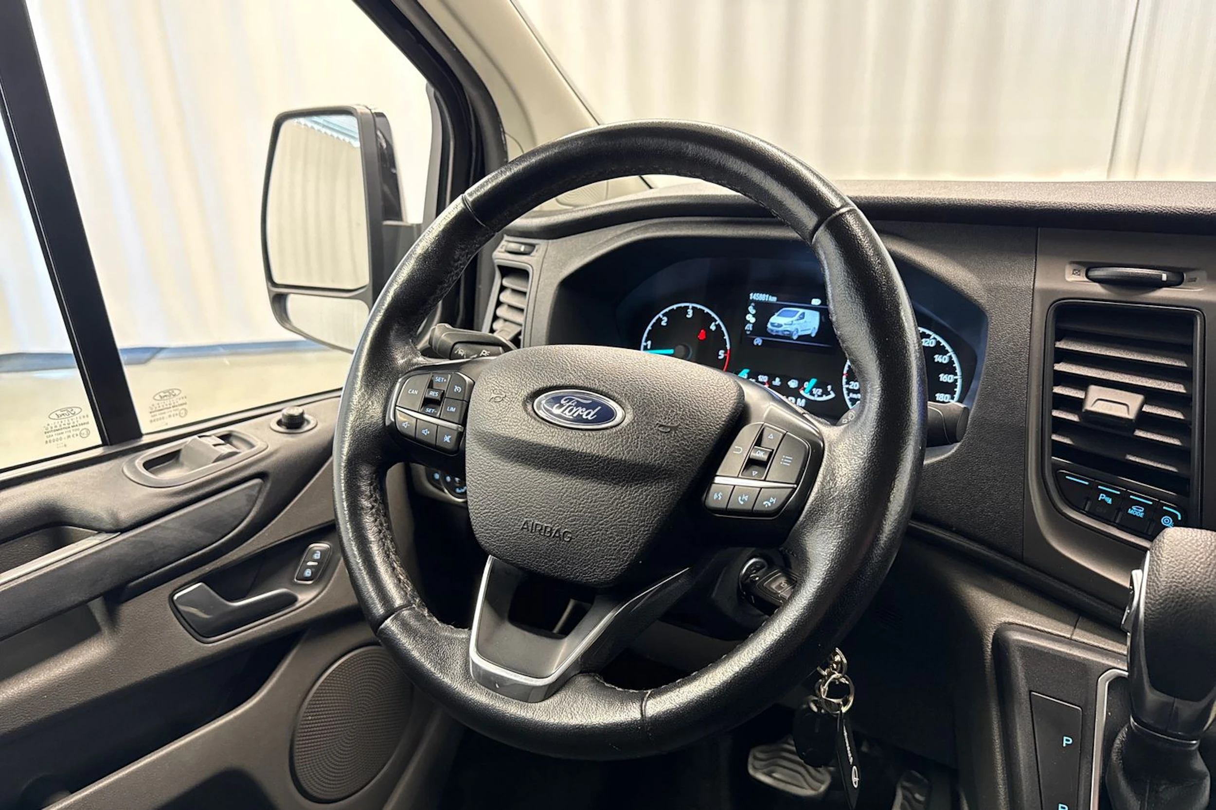 musta Ford Transit Custom 2020 kuva 13.