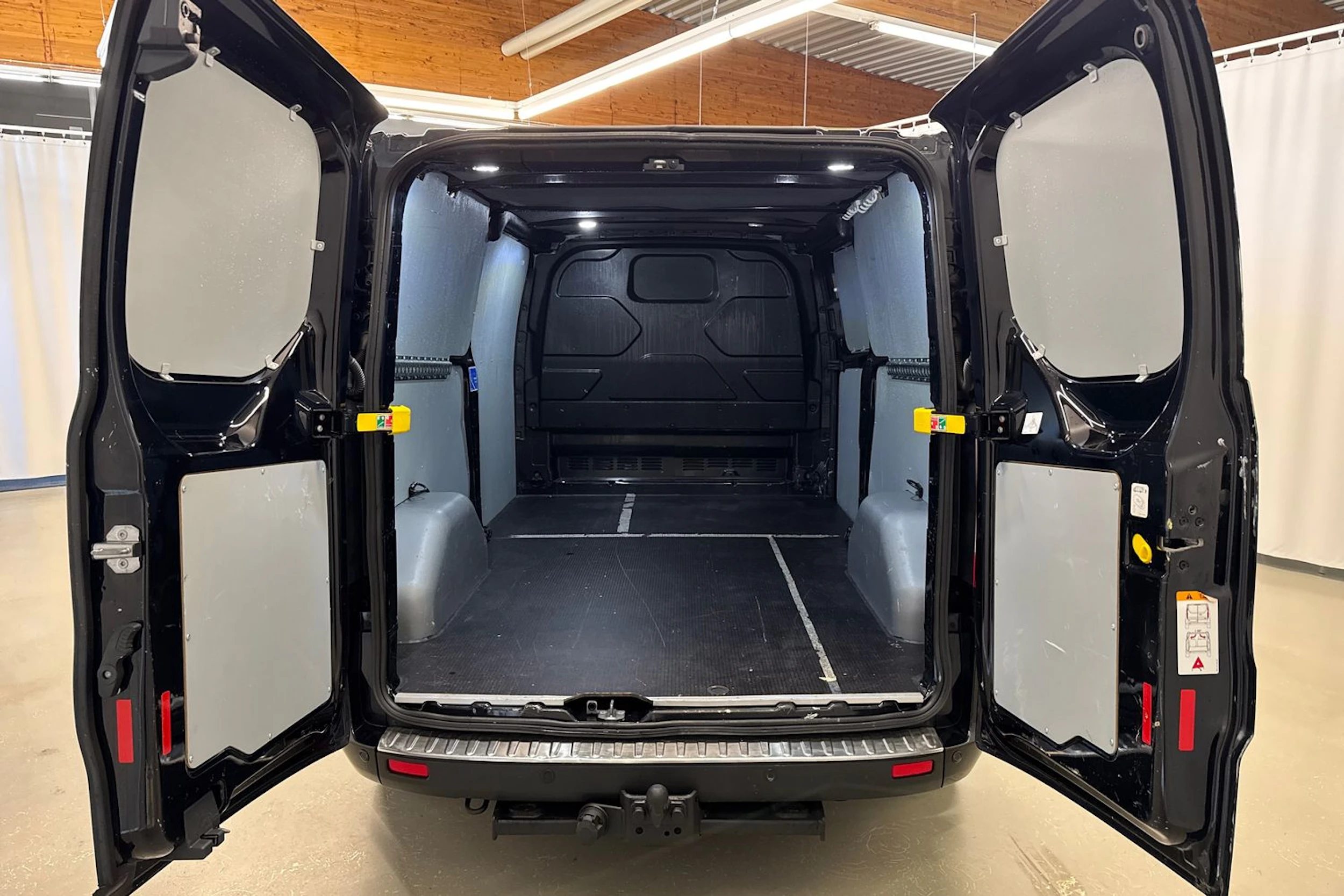 musta Ford Transit Custom 2020 kuva 26.