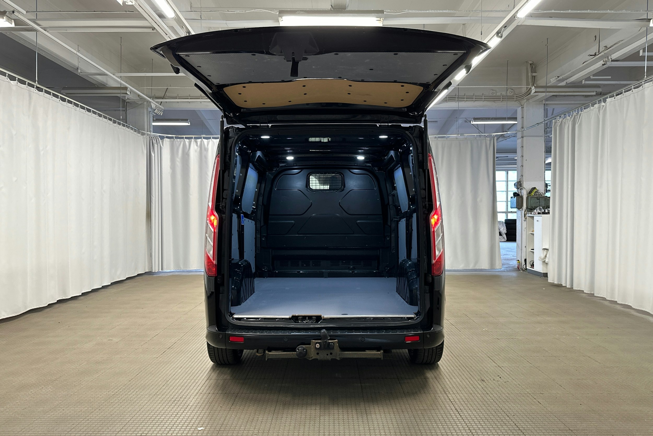 musta Ford Transit Custom 2020 kuva 10.