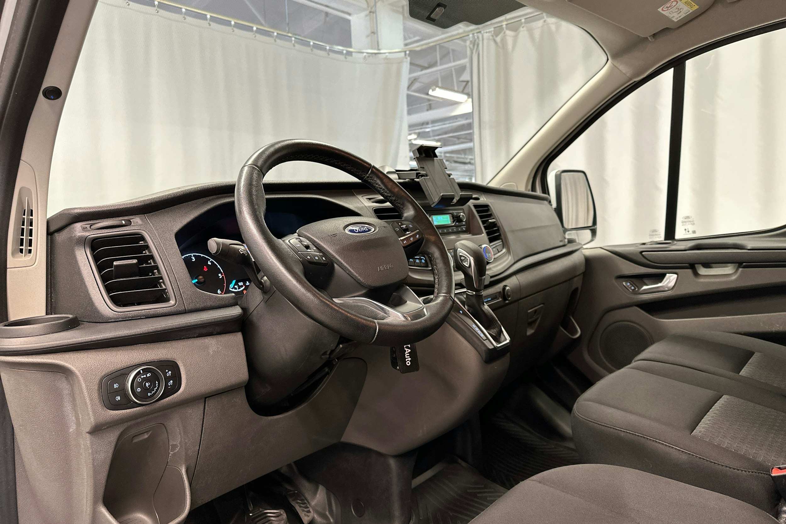 valkoinen Ford Transit Custom 2020 kuva 9.