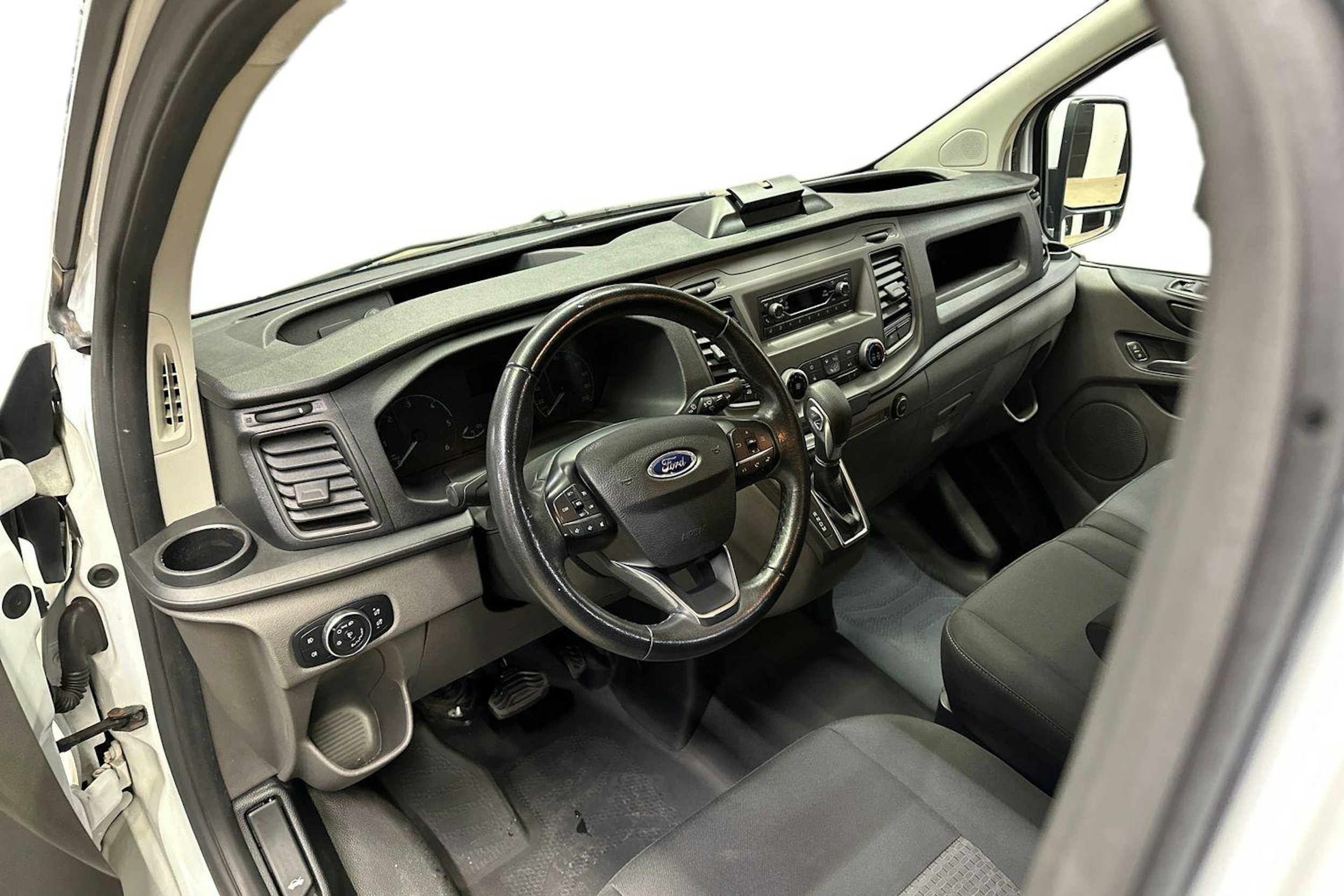 valkoinen Ford Transit Custom 2020 kuva 9.