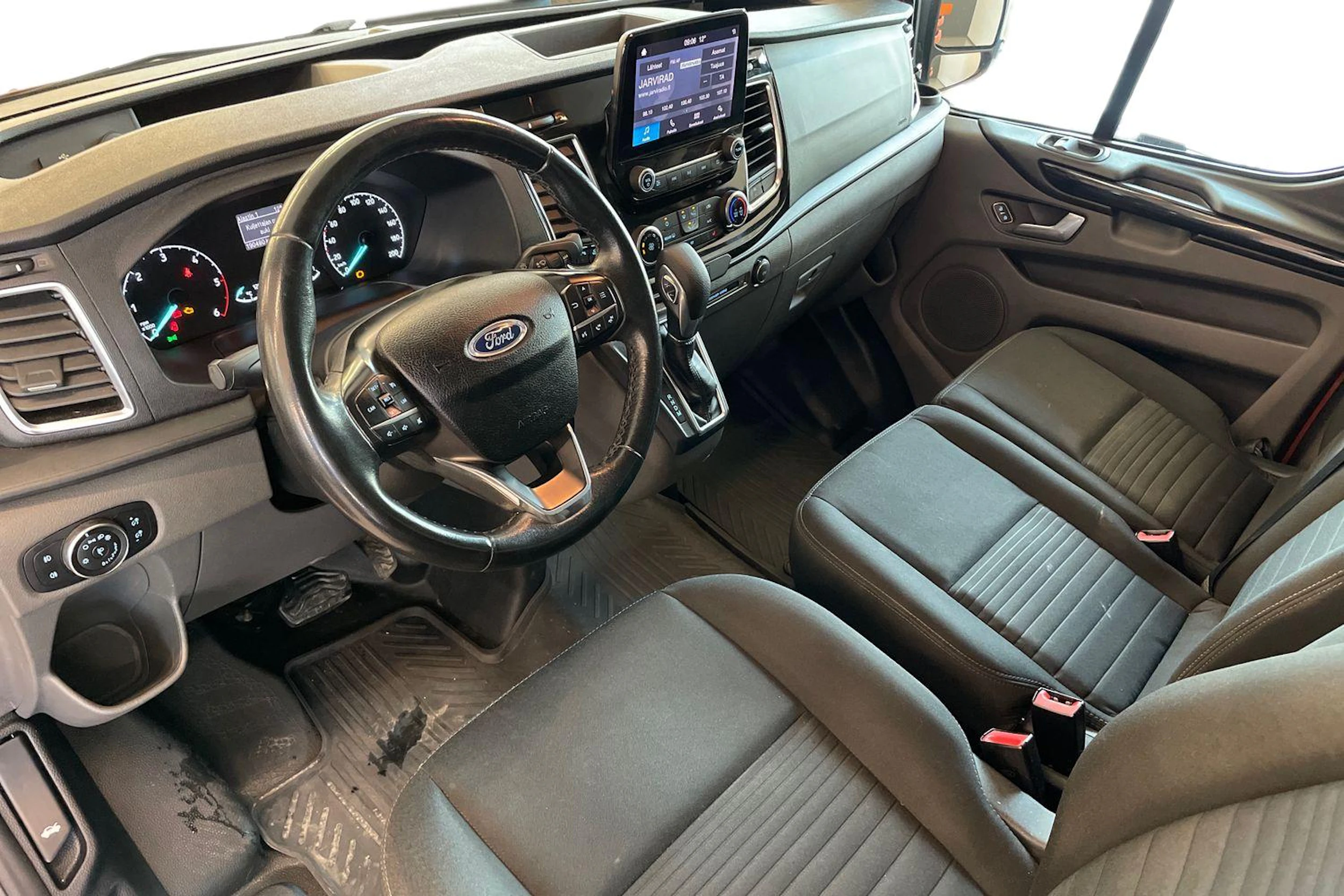 Punainen Ford Transit Custom 2020 kuva 8.