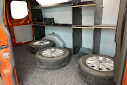 Punainen Ford Transit Custom 2020 kuva 11.