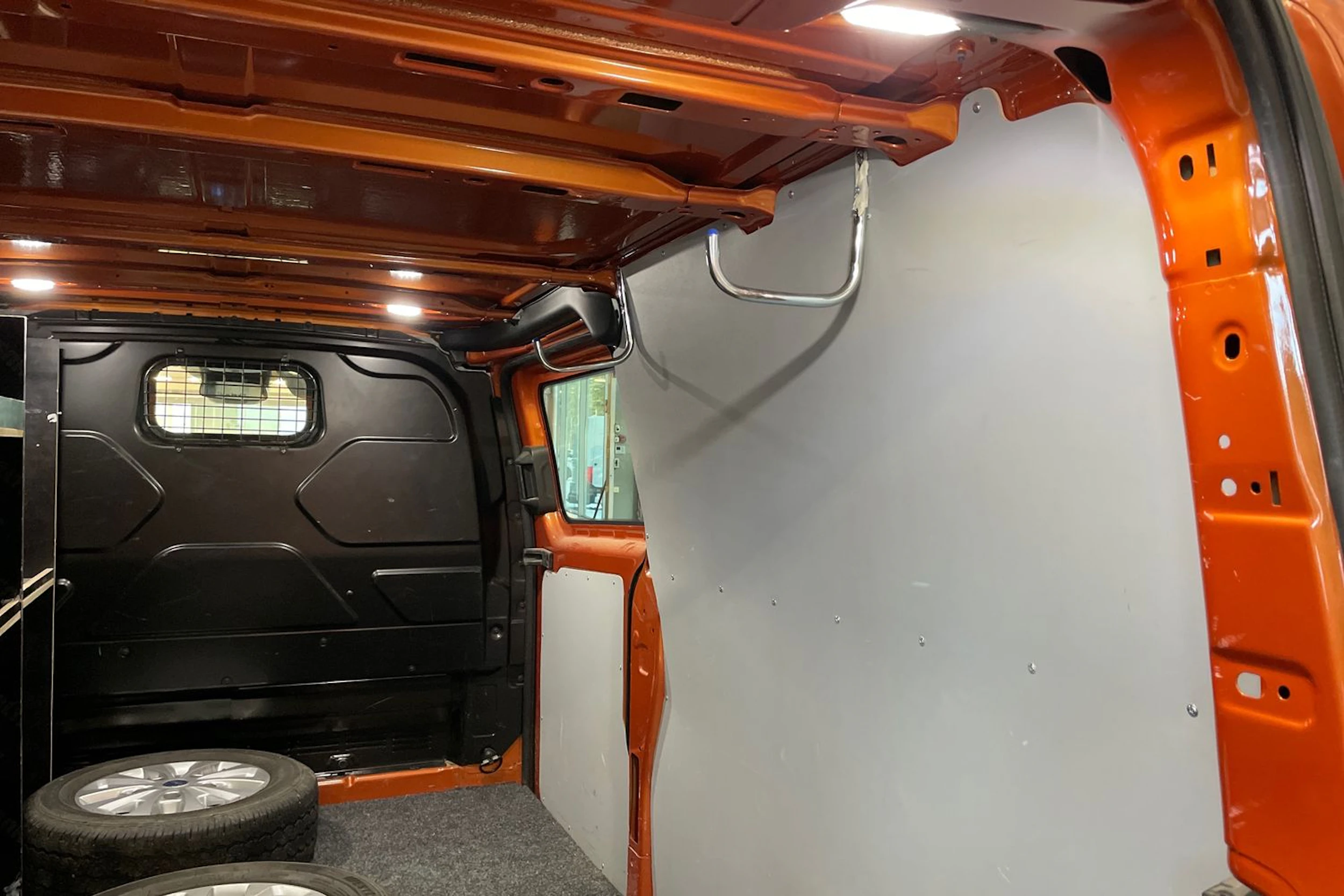 Punainen Ford Transit Custom 2020 kuva 26.