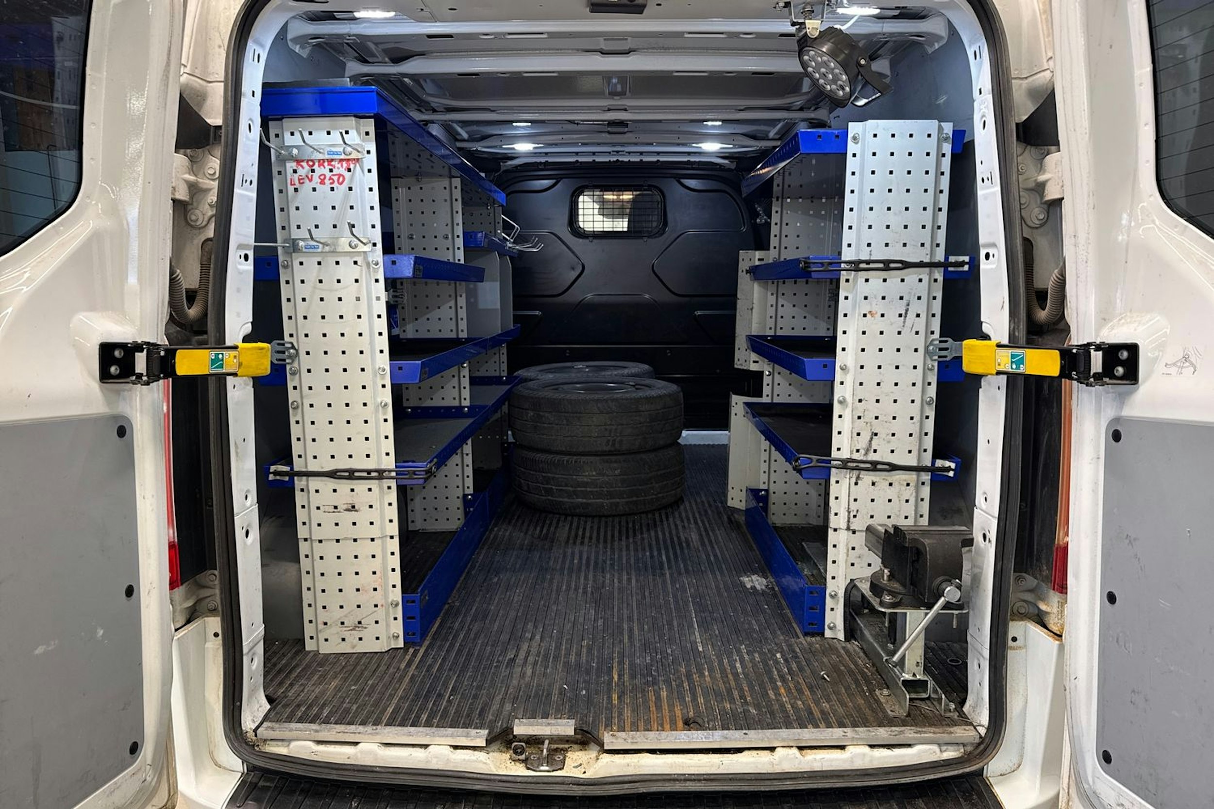 valkoinen Ford Transit Custom 2020 kuva 15.