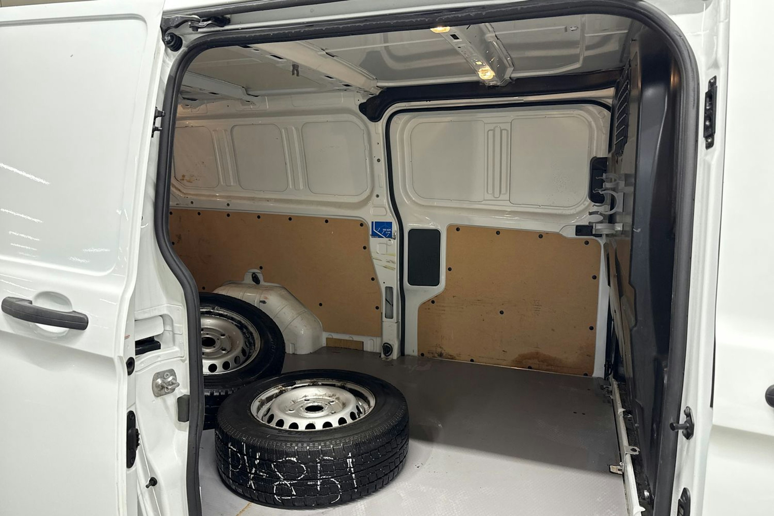 Valkoinen Ford Transit Custom 2020 kuva 13.