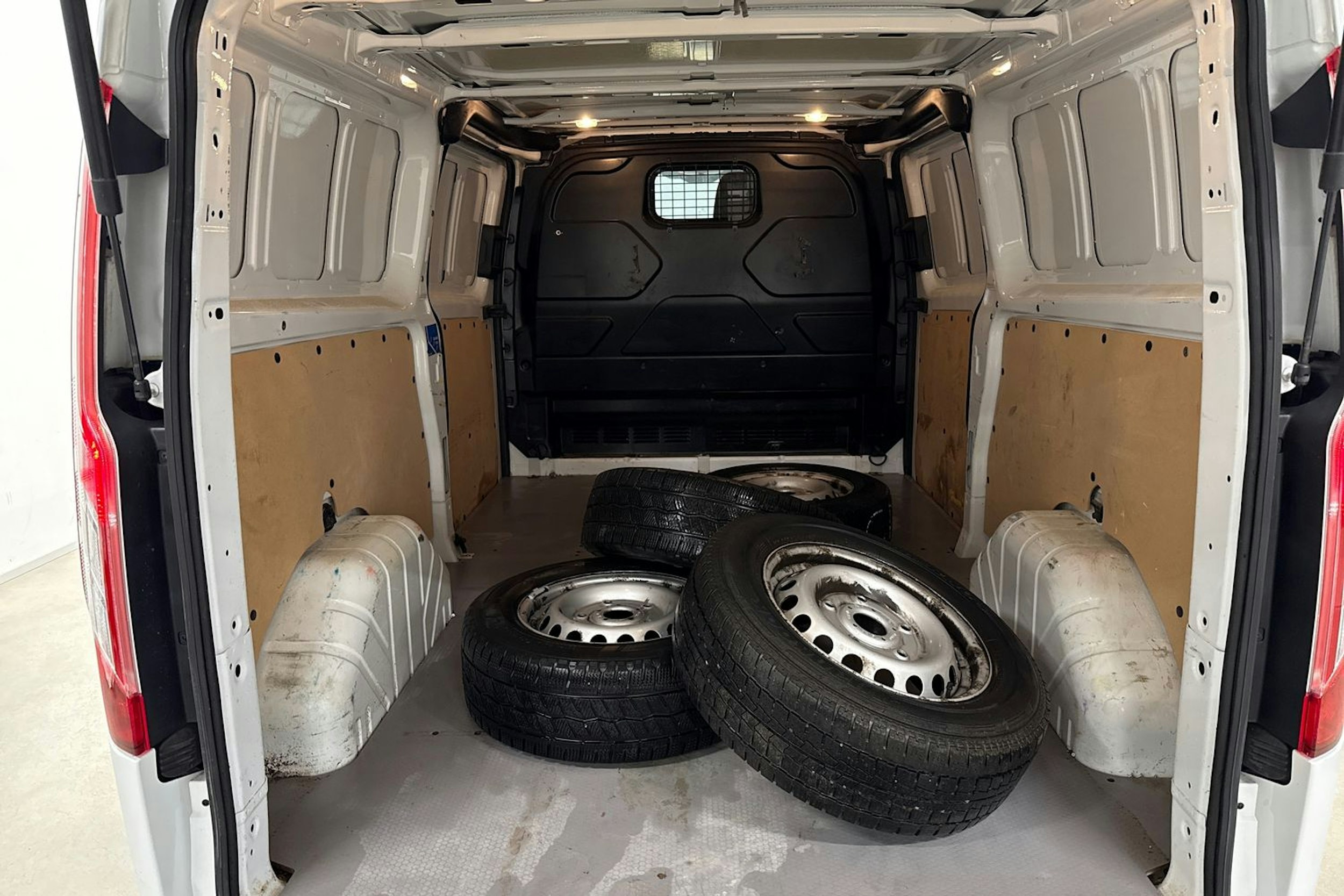 Valkoinen Ford Transit Custom 2020 kuva 15.