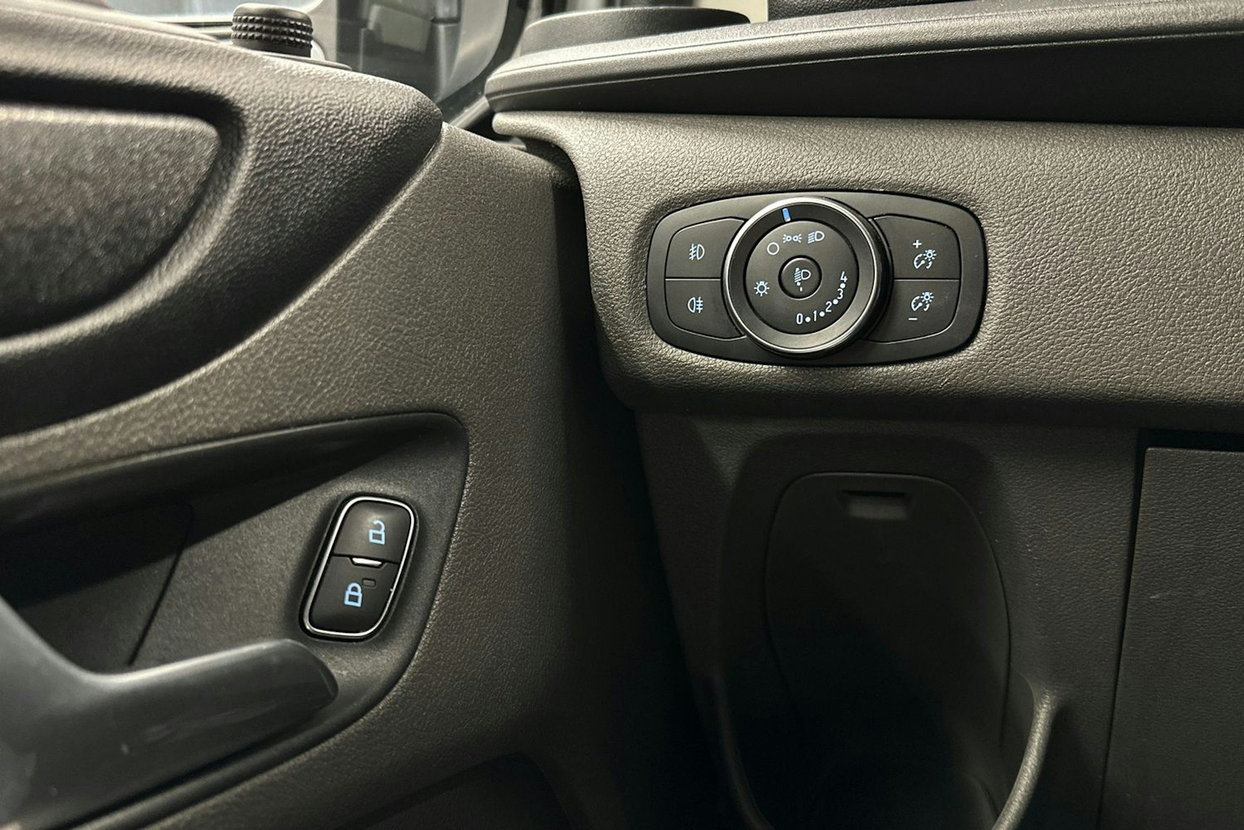 valkoinen Ford Transit Custom 2020 kuva 16.