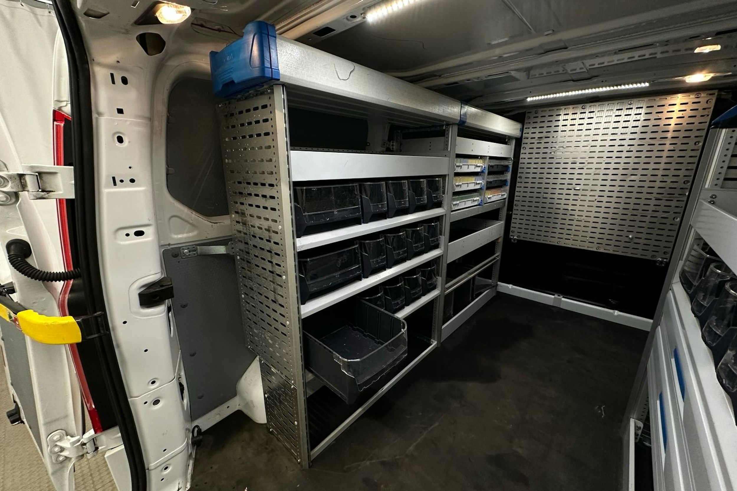 valkoinen Ford Transit Custom 2020 kuva 18.