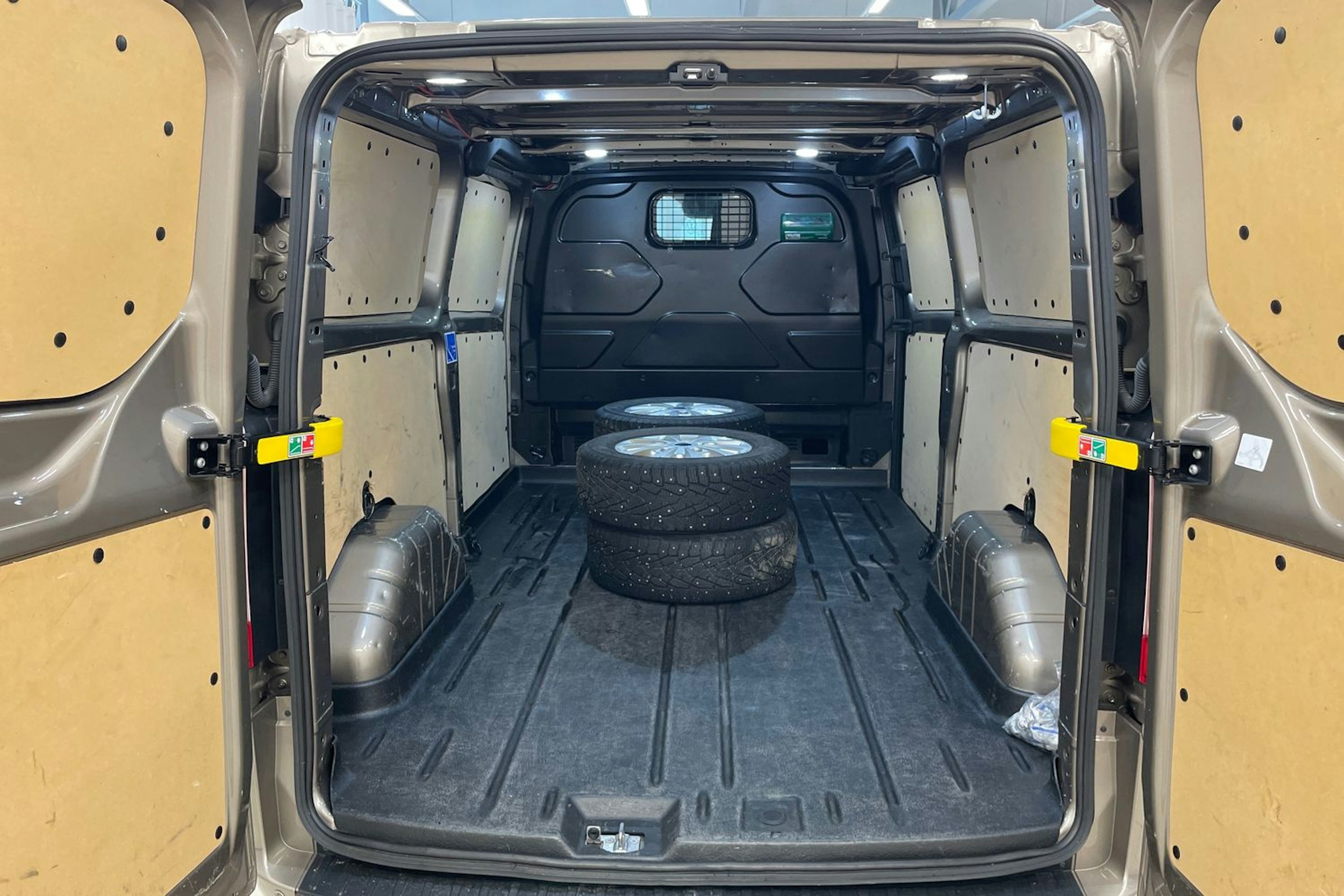 Harmaa Ford Transit Custom 2020 kuva 22.