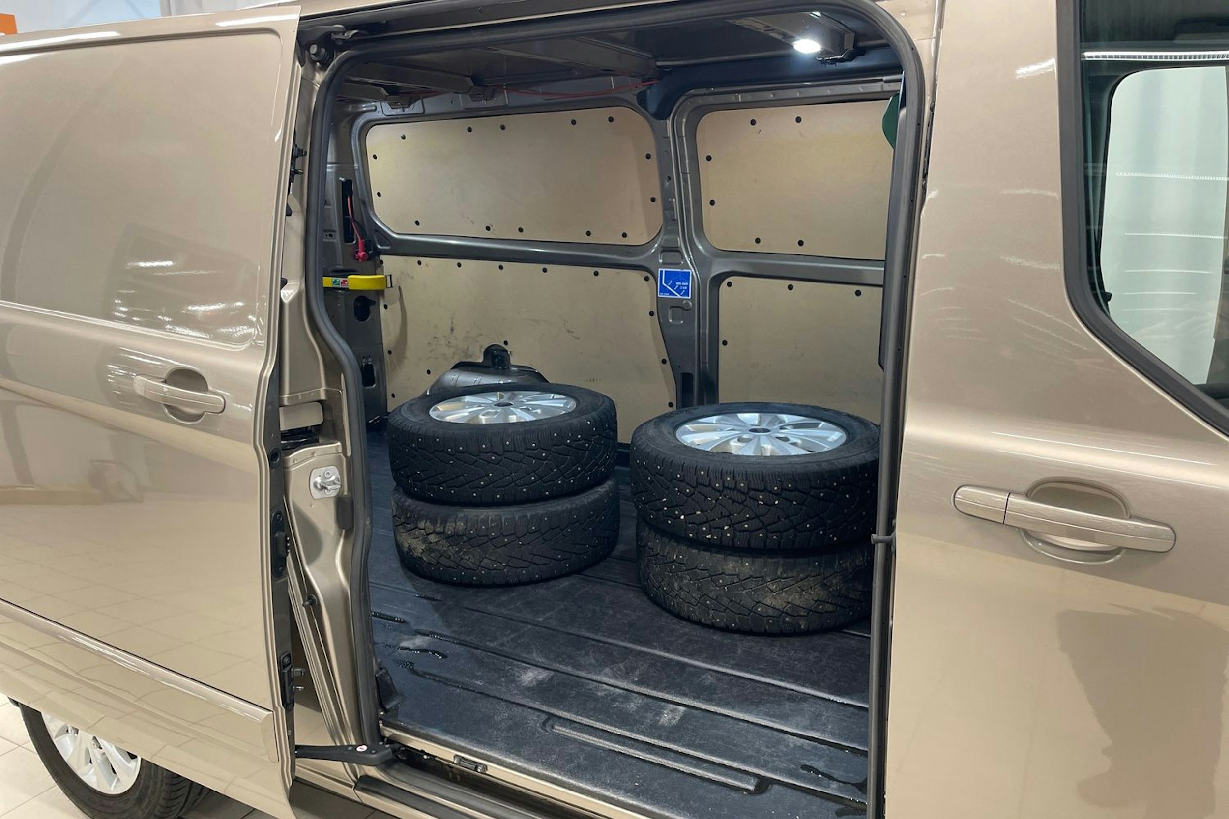 Harmaa Ford Transit Custom 2020 kuva 25.