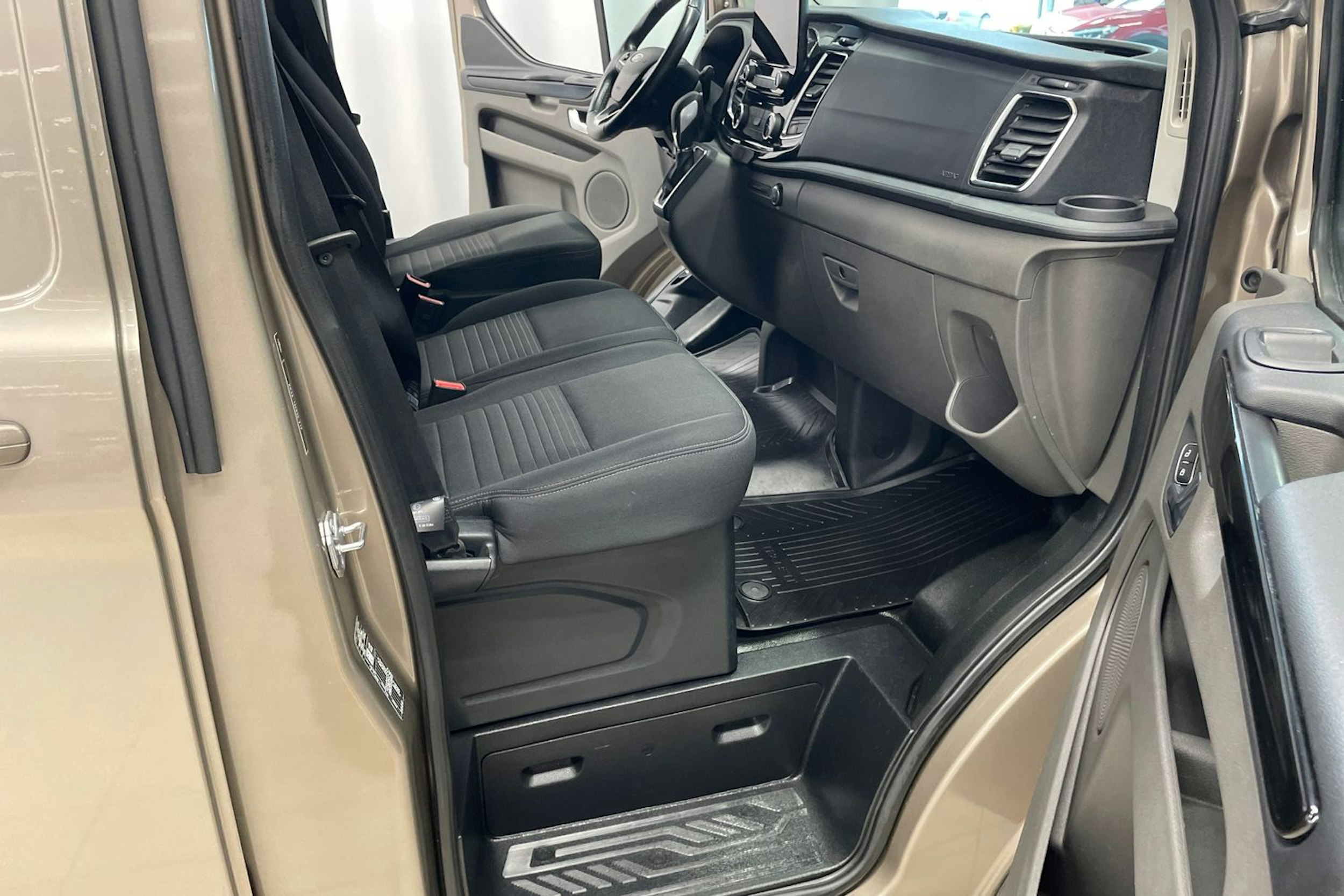 Harmaa Ford Transit Custom 2020 kuva 27.