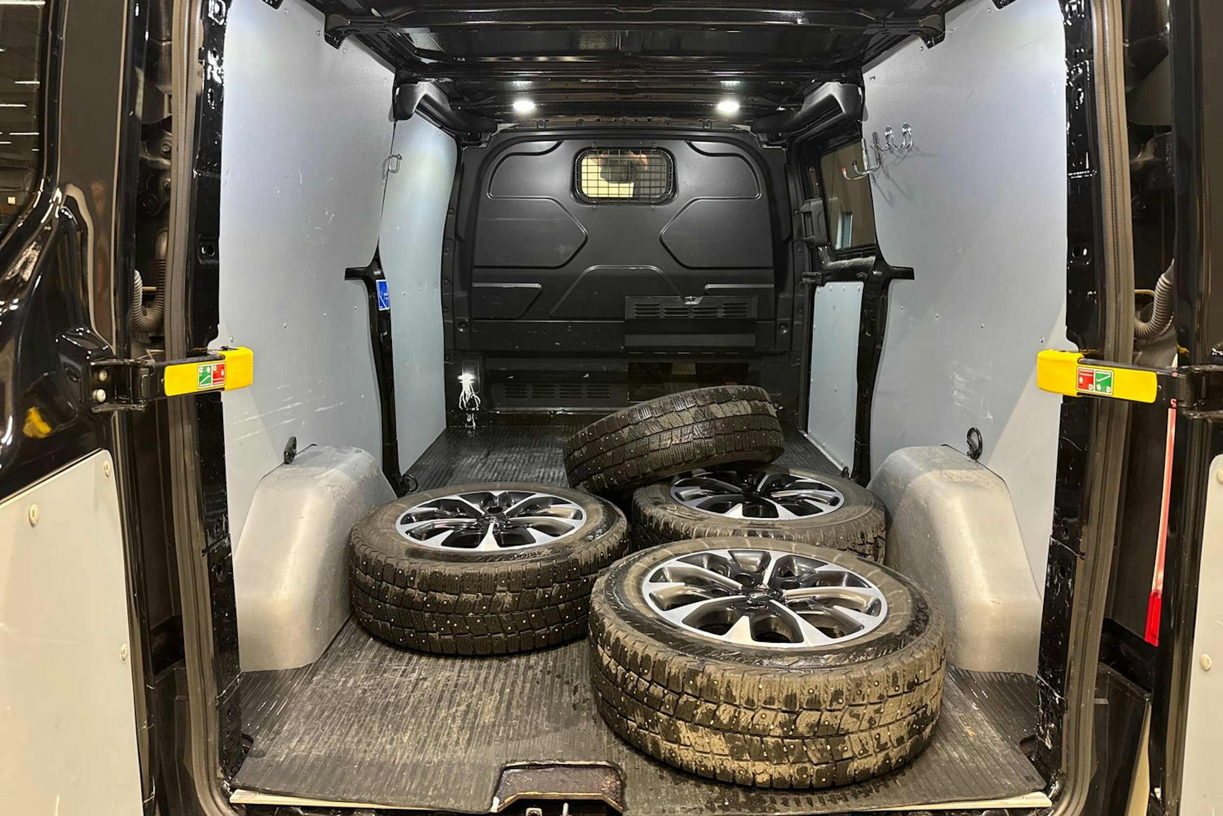 met. musta Ford Transit Custom 2020 kuva 14.