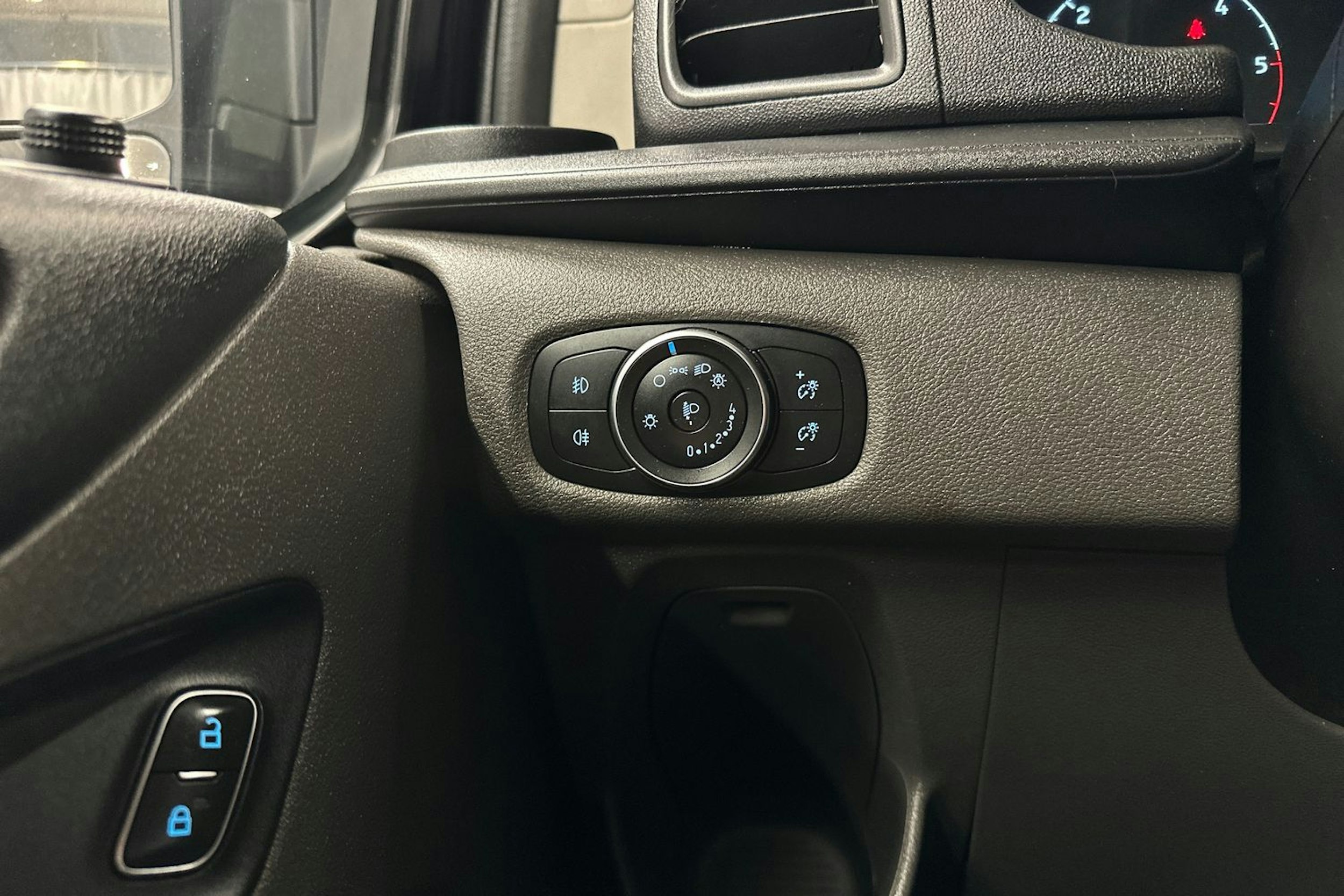 musta Ford Transit Custom 2020 kuva 13.