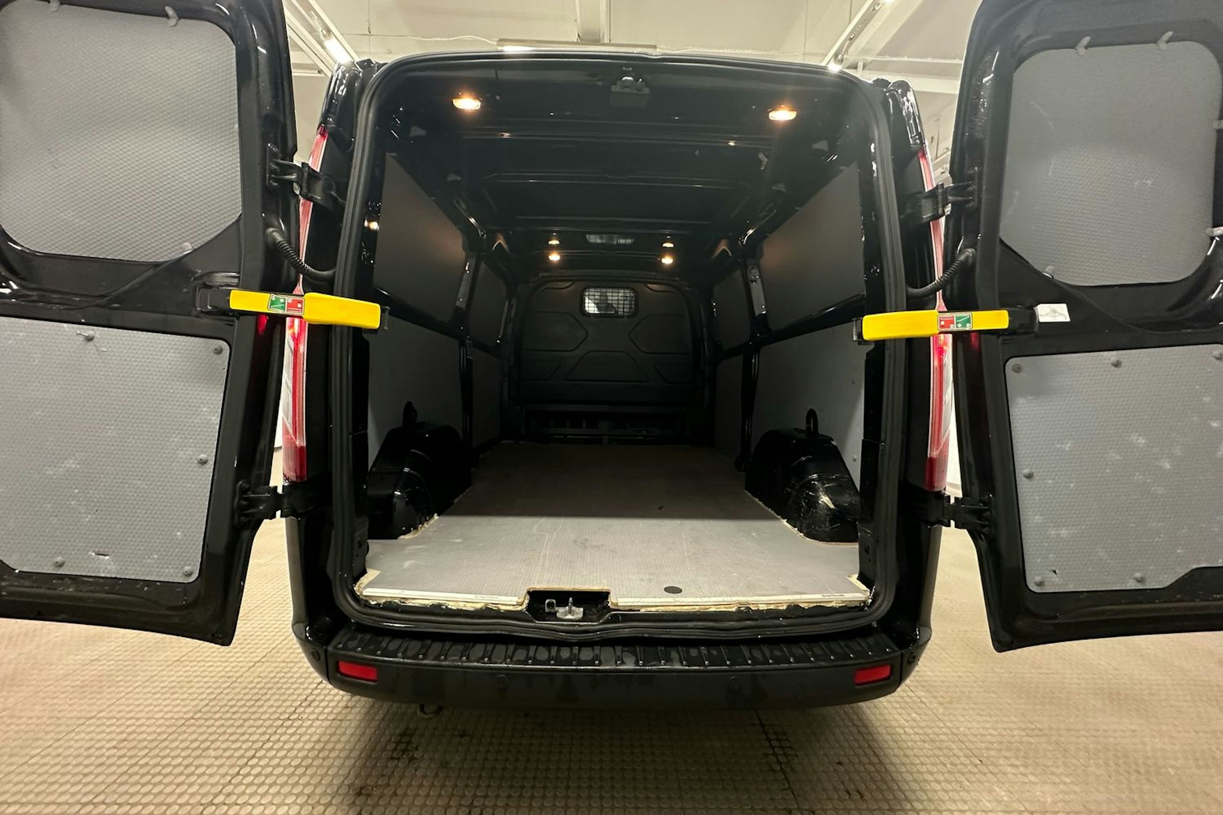 musta Ford Transit Custom 2020 kuva 18.