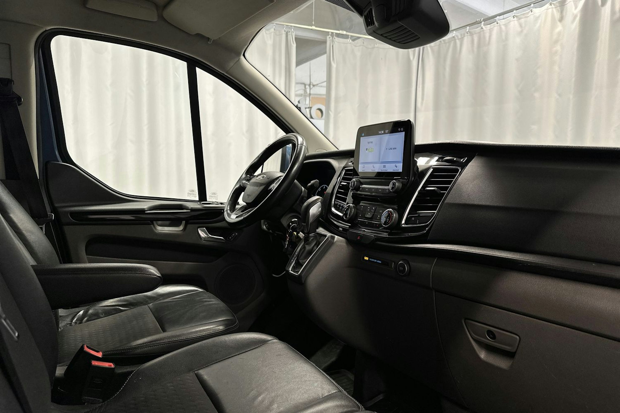sininen Ford Transit Custom 2020 kuva 13.