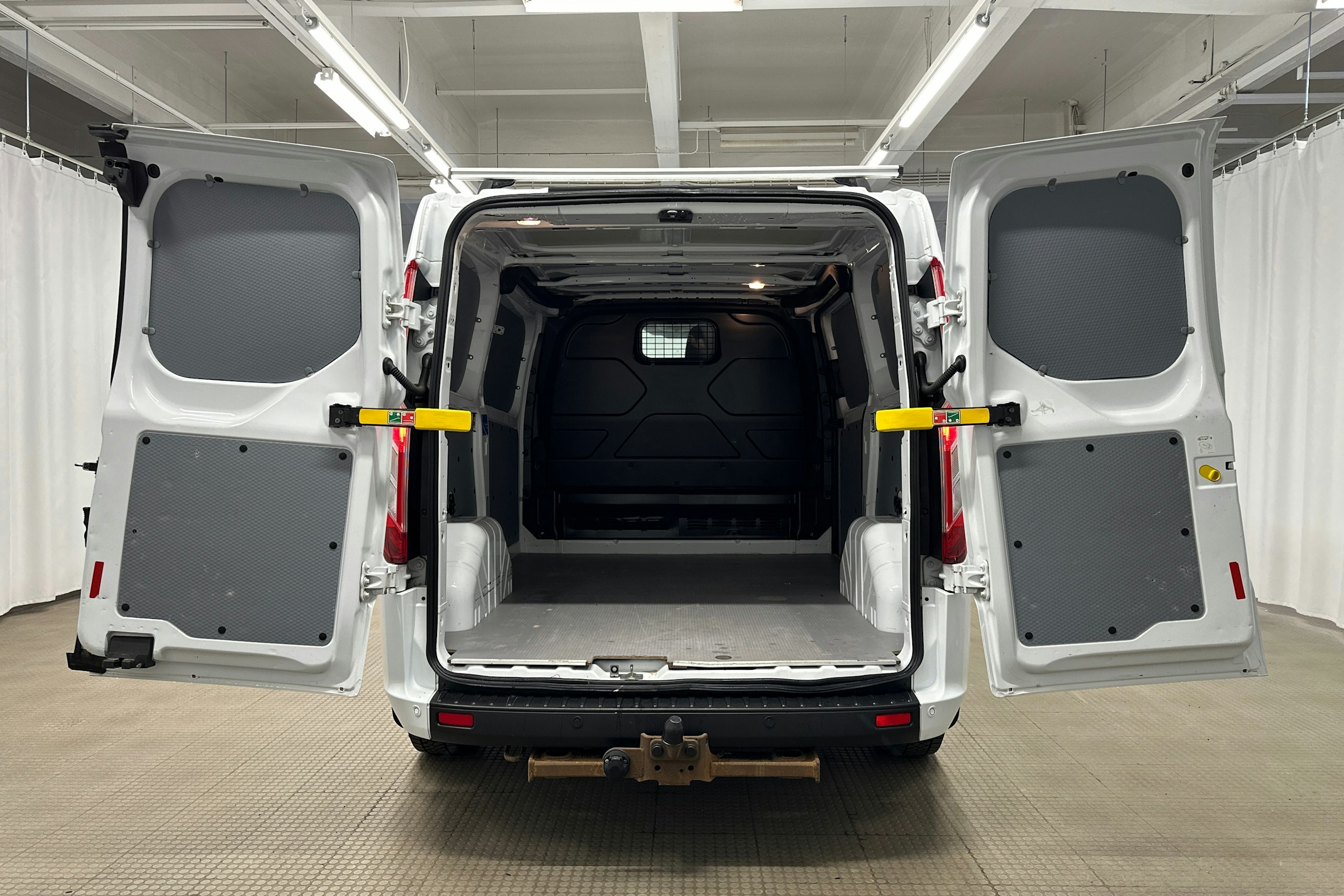 valkoinen Ford Transit Custom 2020 kuva 9.