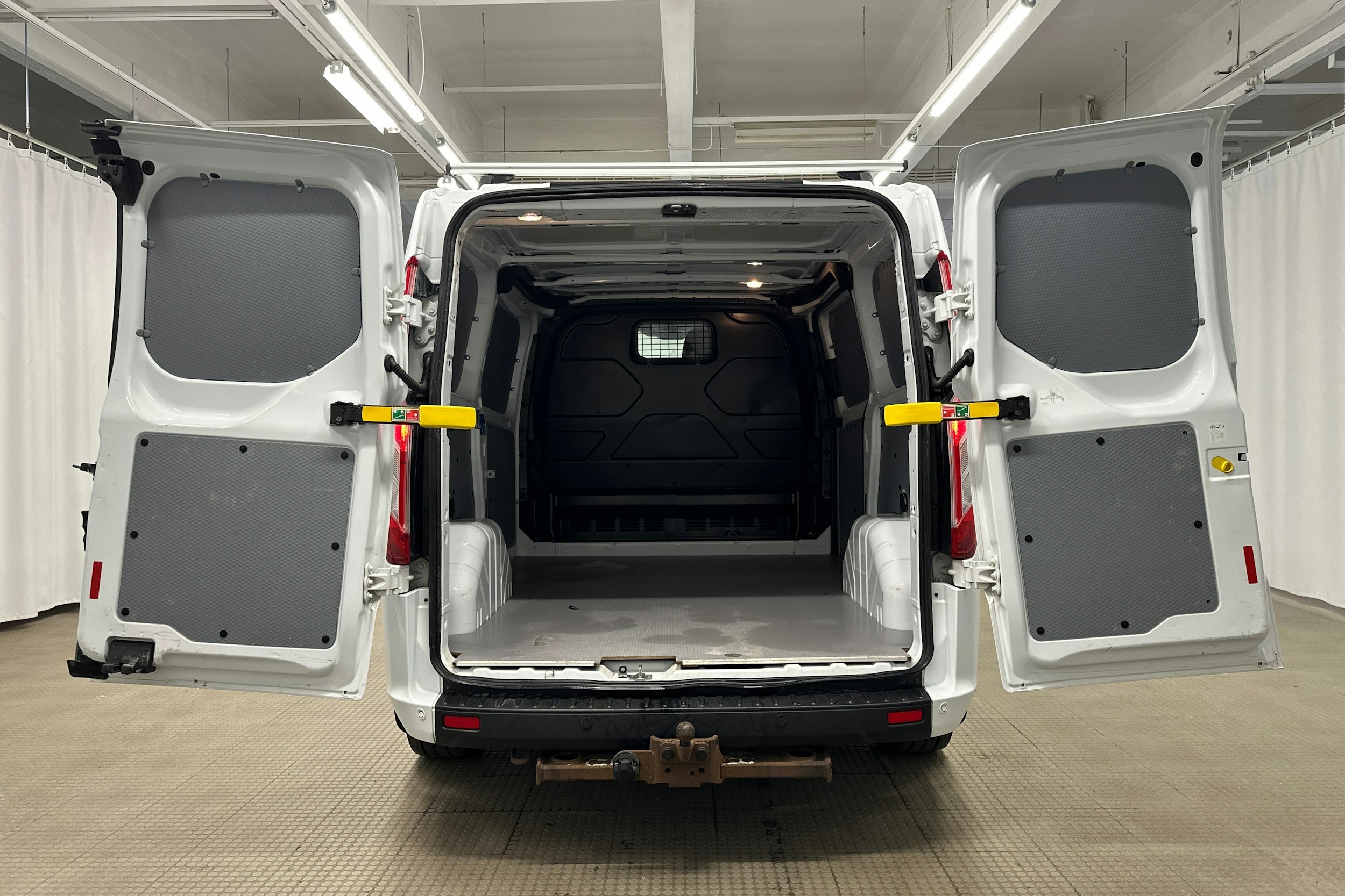 valkoinen Ford Transit Custom 2020 kuva 9.