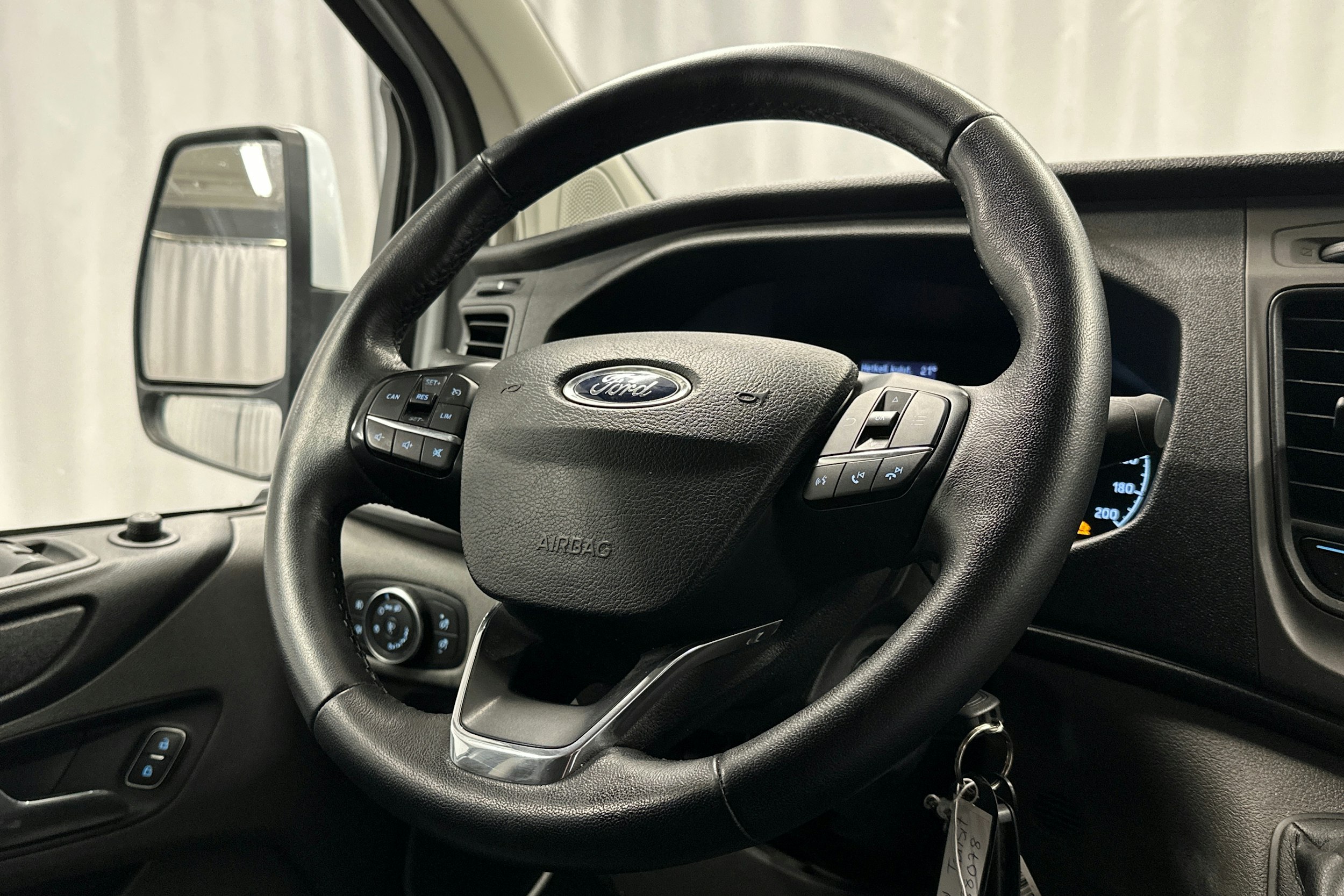 valkoinen Ford Transit Custom 2020 kuva 13.