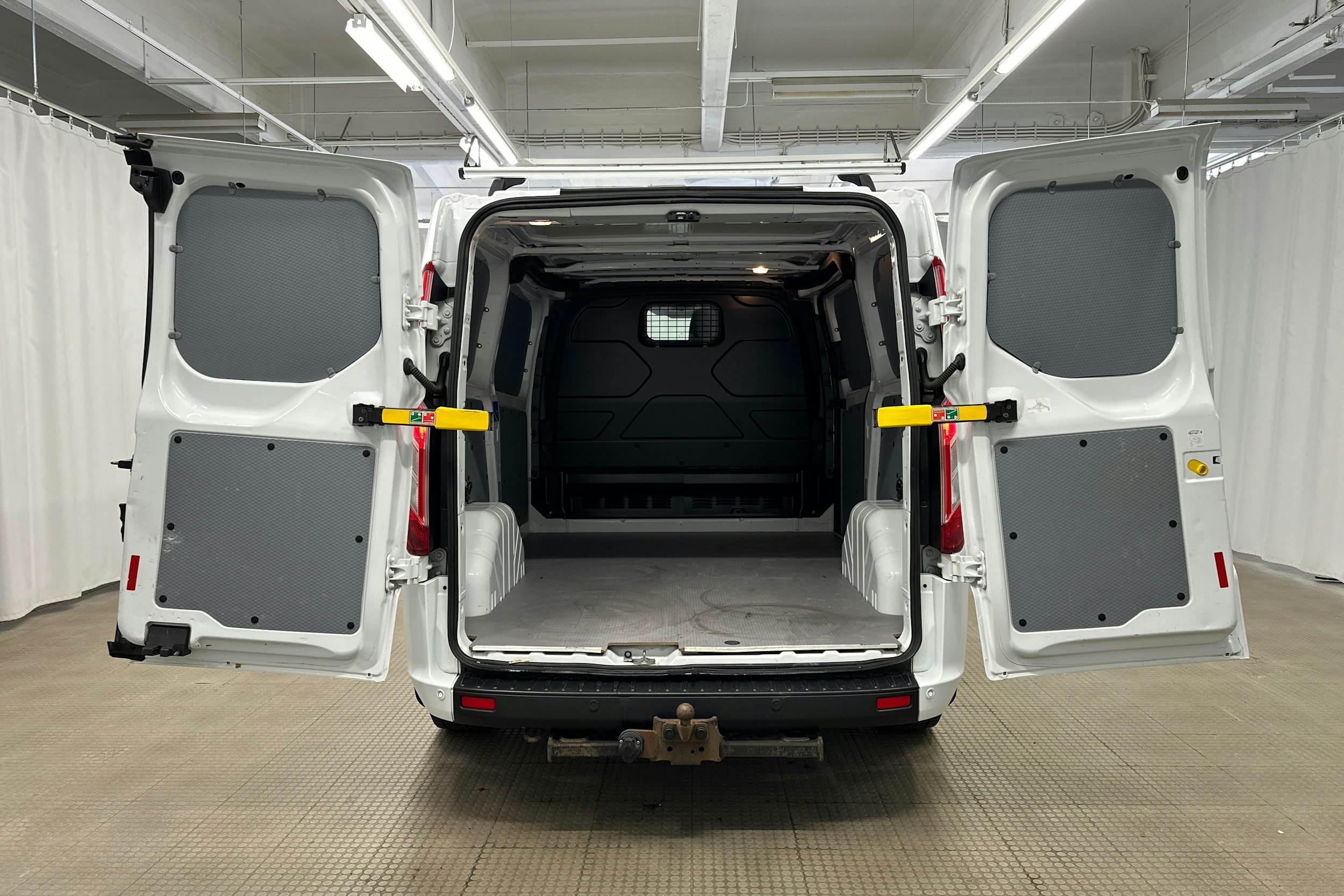 valkoinen Ford Transit Custom 2020 kuva 10.