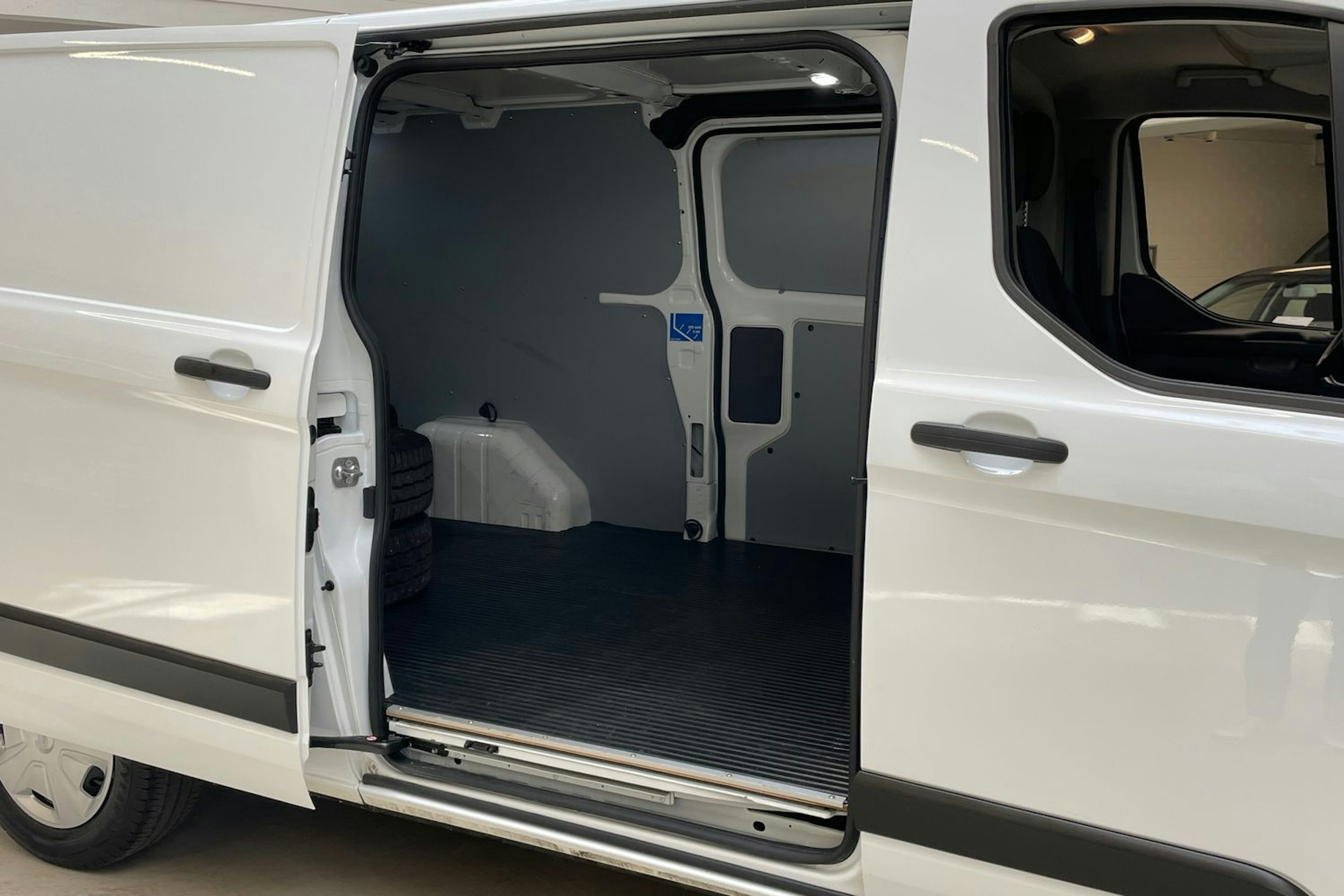 valkoinen Ford Transit Custom 2020 kuva 13.