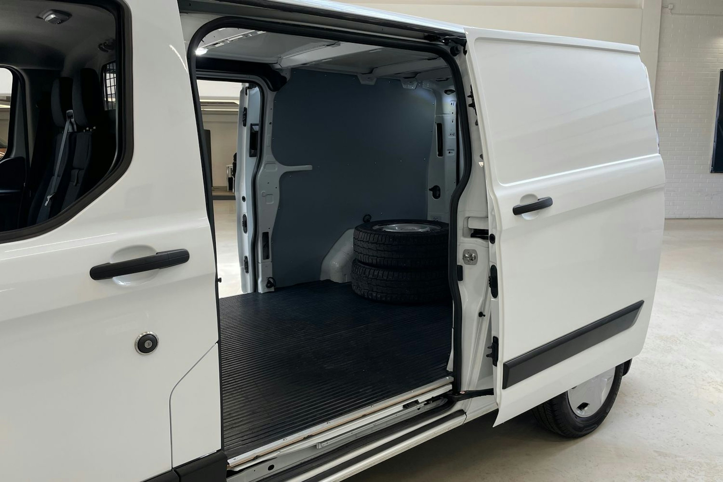 valkoinen Ford Transit Custom 2020 kuva 16.