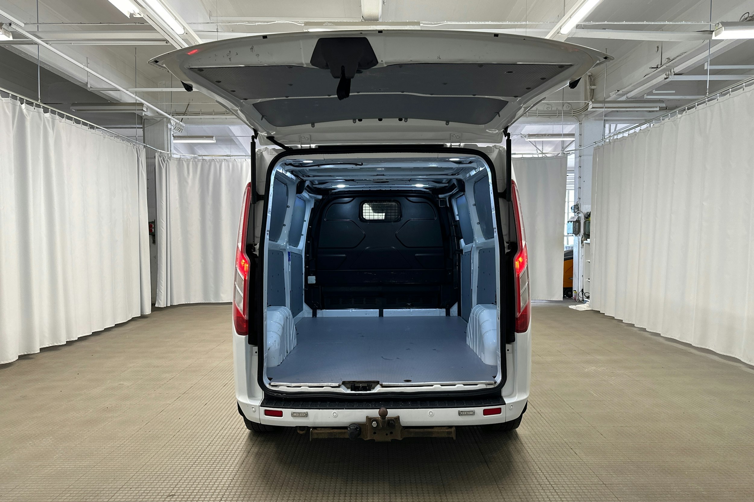valkoinen Ford Transit Custom 2020 kuva 9.