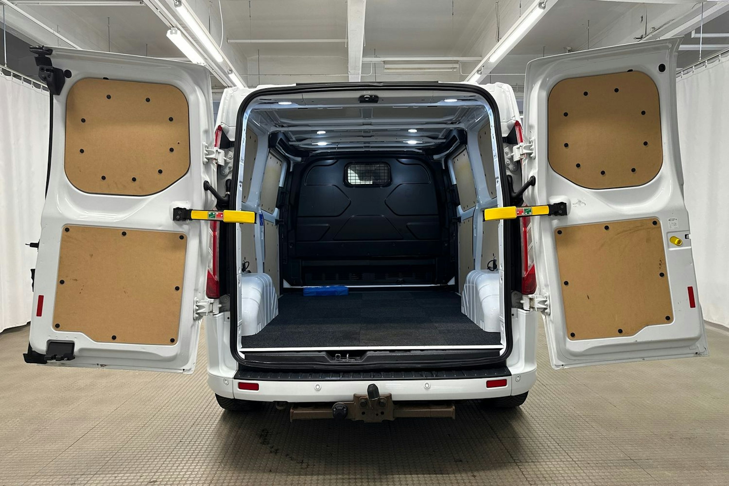 valkoinen Ford Transit Custom 2020 kuva 9.